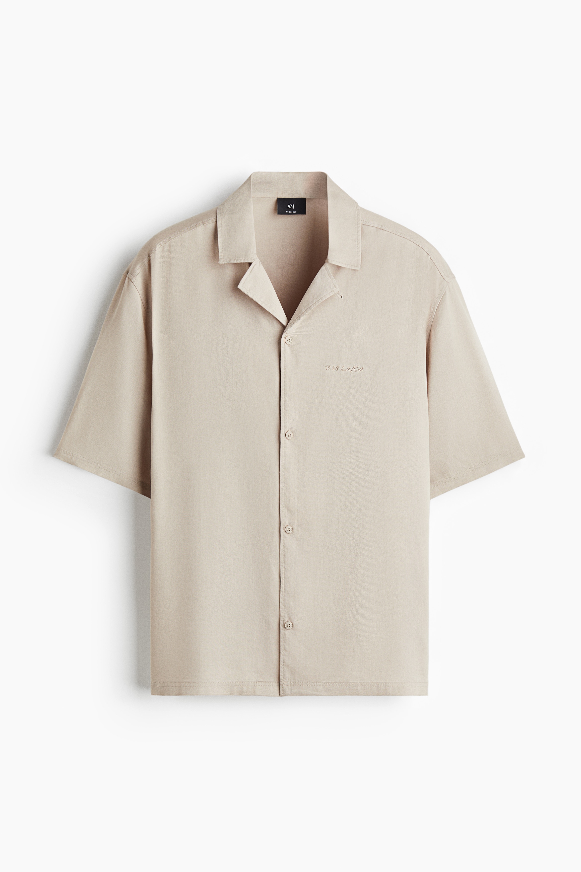 가슴 부분에 자수 디테일이 있는 리오셀 소재의 셔츠. 캠프 칼라. 버튼단이 없는 프렌치 프런트 스타일. 반소매. 양쪽 옆면에 트임이 있는 스트레이트 헴라인. 넉넉하지만 오버사이즈보다는 약간 피트되는 루즈핏 실루엣. 리오셀로 만든 원단은 구김이 가지 않고 매우 부드러우며, 라인이 예쁘게 떨어집니다. 이미지