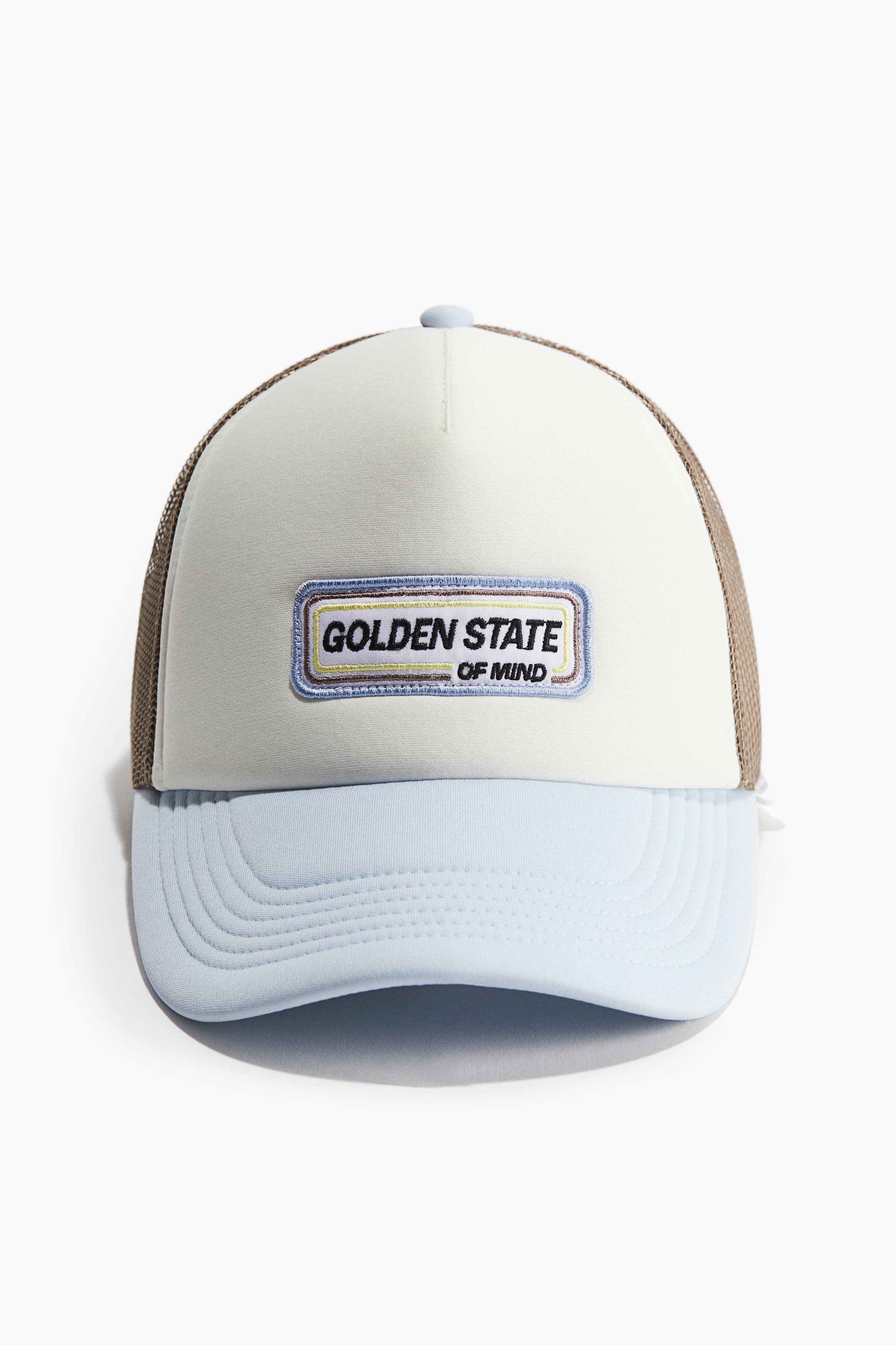 메쉬와 우븐 소재가 믹스된 트럭커 스타일 캡. 앞면에 자수 장식. 상단 커버드 버튼. 뒷면 플라스틱 탭으로 핏 조절. 코튼 스웨트밴드 내장. 이미지