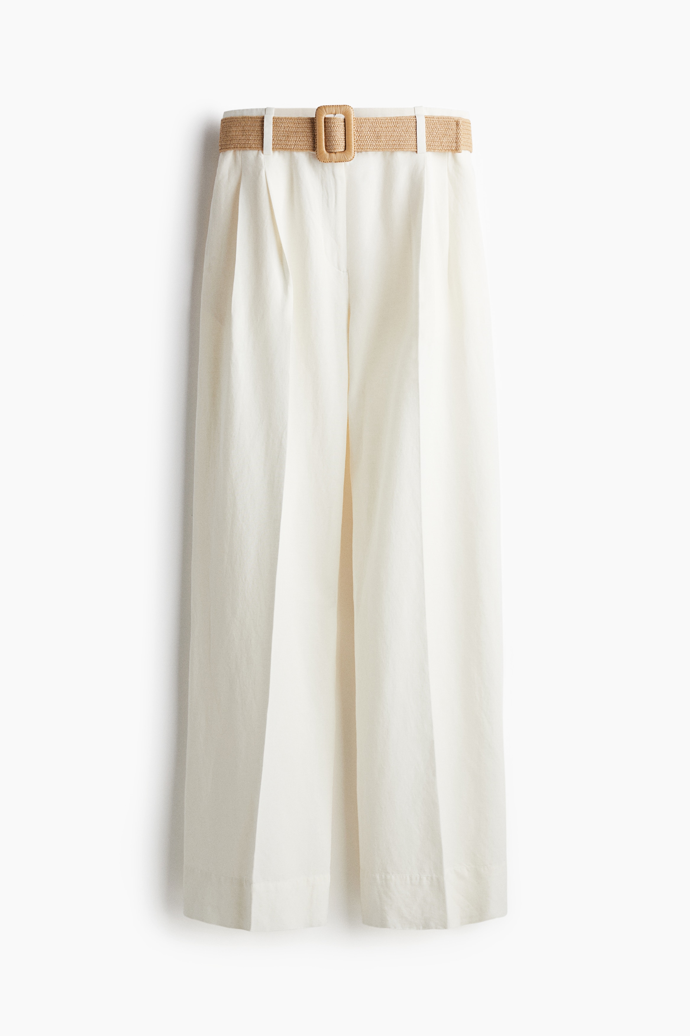 리넨 혼방 소재의 루즈핏 테일러드 팬츠. 하이웨이스트. 와이드한 라피아 소재의 벨트룰 두른 디자인. 지퍼와 후크 클로저. 옆면 히든 포켓. 뒷면 페이크 웰트포켓. 앞면에 플리츠가, 앞뒷면에 크리스가 잡힌 스트레이트 레그. 이미지