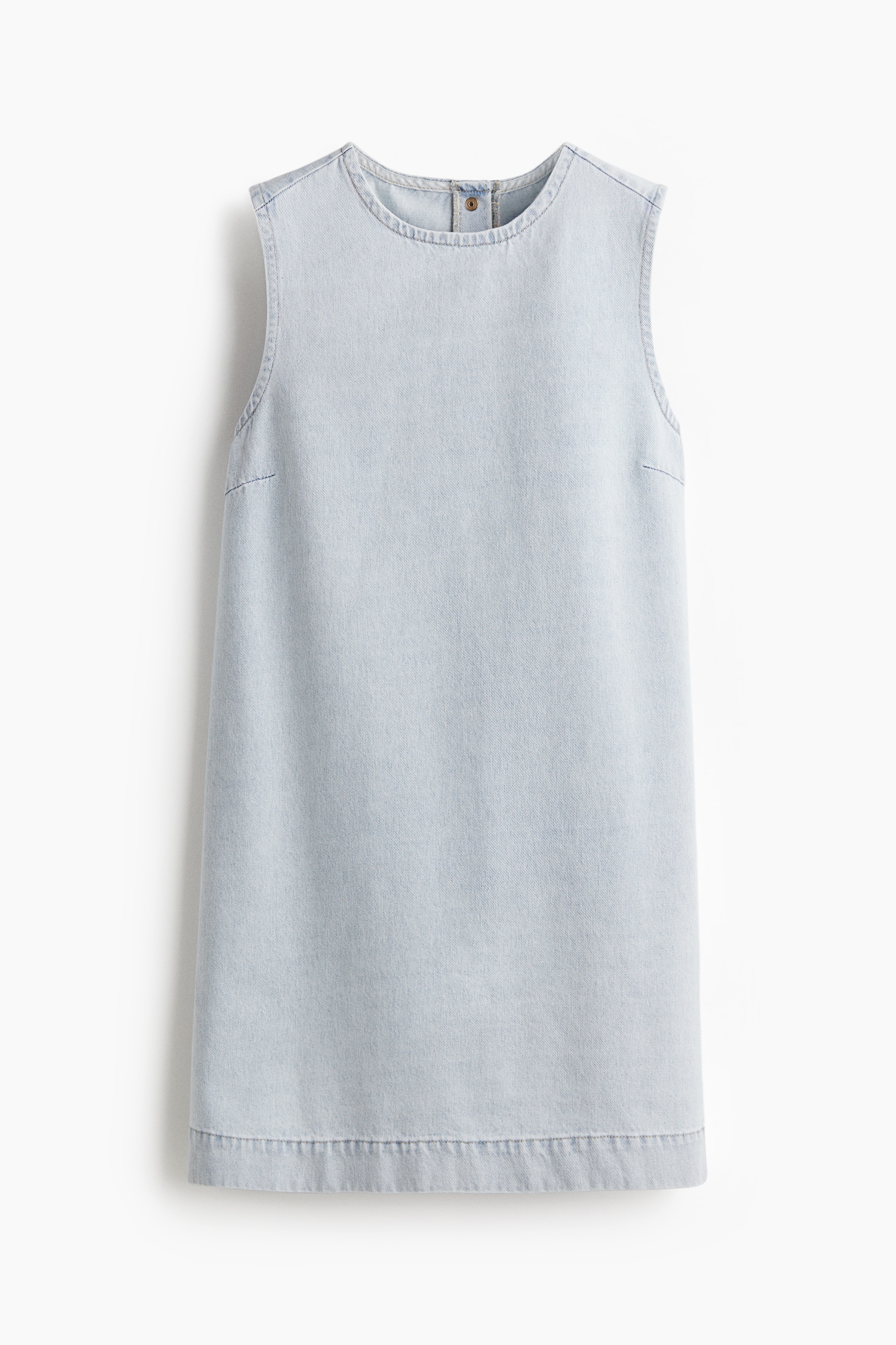 코튼 데님 소재의 짧은 슬리브리스 라운드넥 드레스. 가슴 부분에 다트를 잡은 디자인. 목 뒷면 스냅버튼 클로저. 안감 생략. 이미지