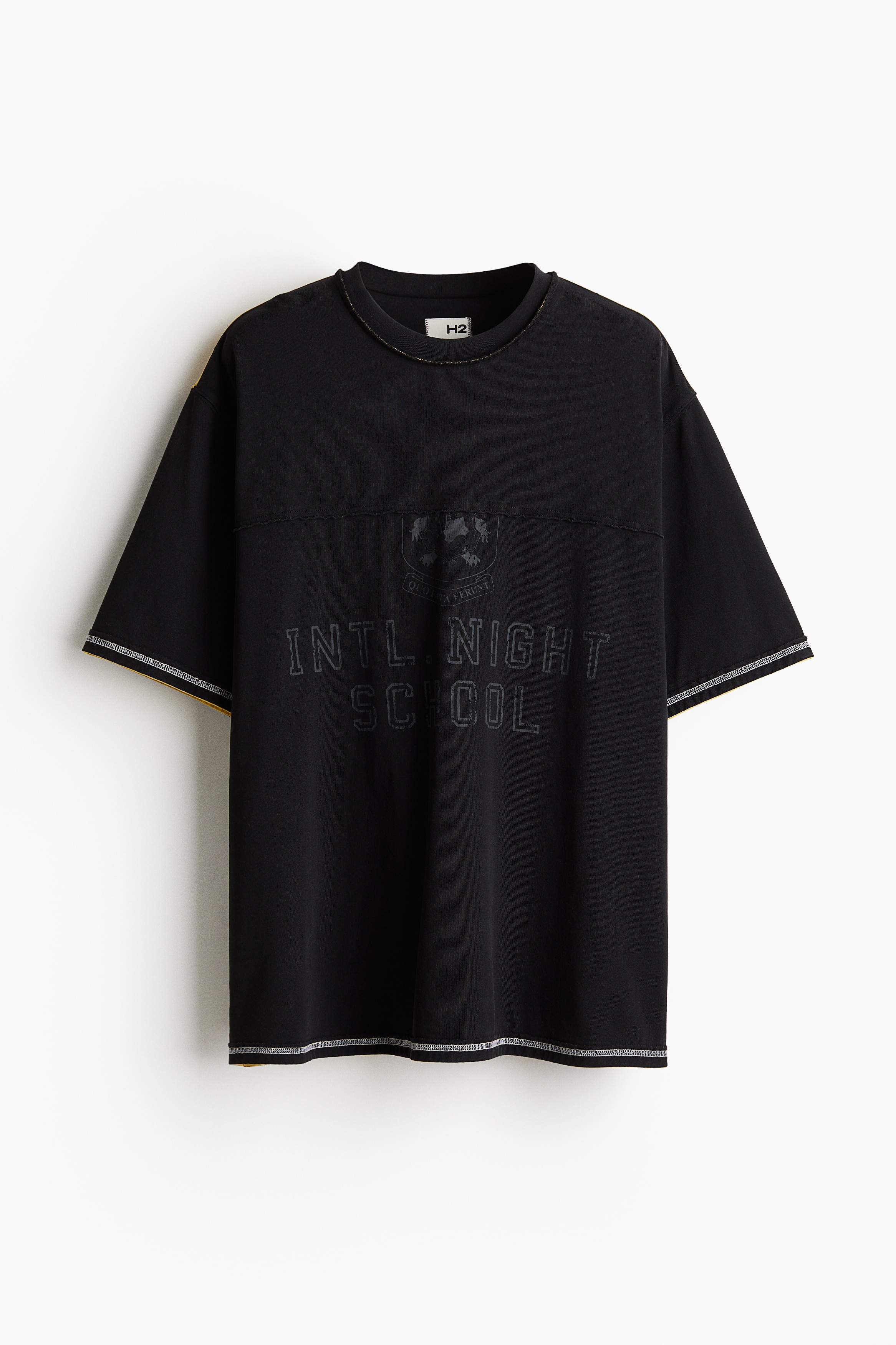 양면으로 착용할 수 있는 톡톡한 코튼 저지 소재의 티셔츠. 리브드 마감된 라운드넥. 드롭 숄더. 러프한 솔기가 눈에 띄게 처리되었으며, 옆면 솔기는 포인트 컬러로 마감됨. 앞뒷면 프린트 장식. 이미지