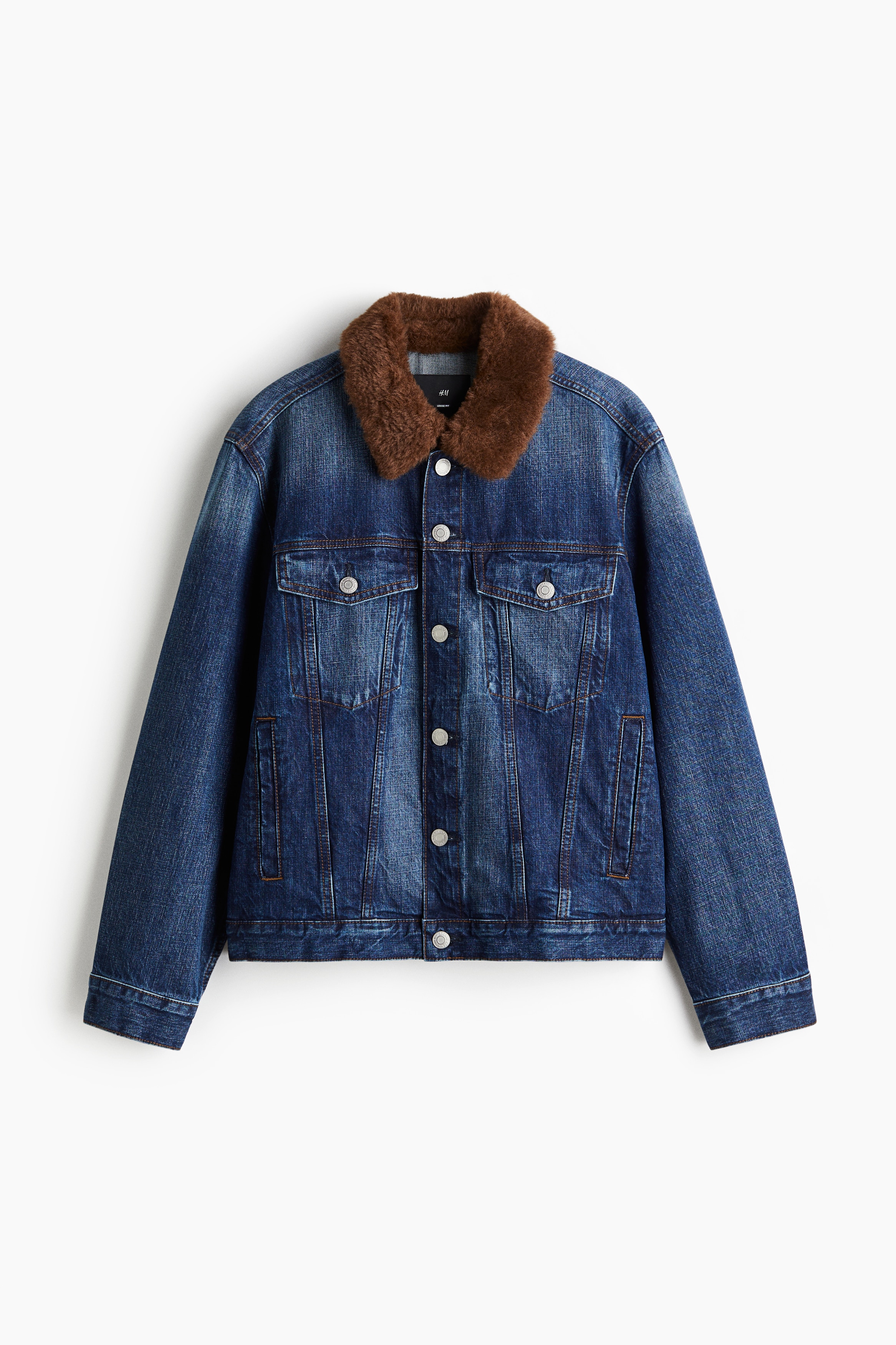 코튼 데님 소재의 재킷. 부드럽고 폭신한 소재로 마감된 칼라. 금속 버튼 클로저. 앞뒷면 요크. 버튼이 있는 가슴 플랩포켓. 옆면 웰트포켓. 긴소매. 소맷단 버튼. 옆면 하단의 탭과 버튼으로 핏 조절. 이미지