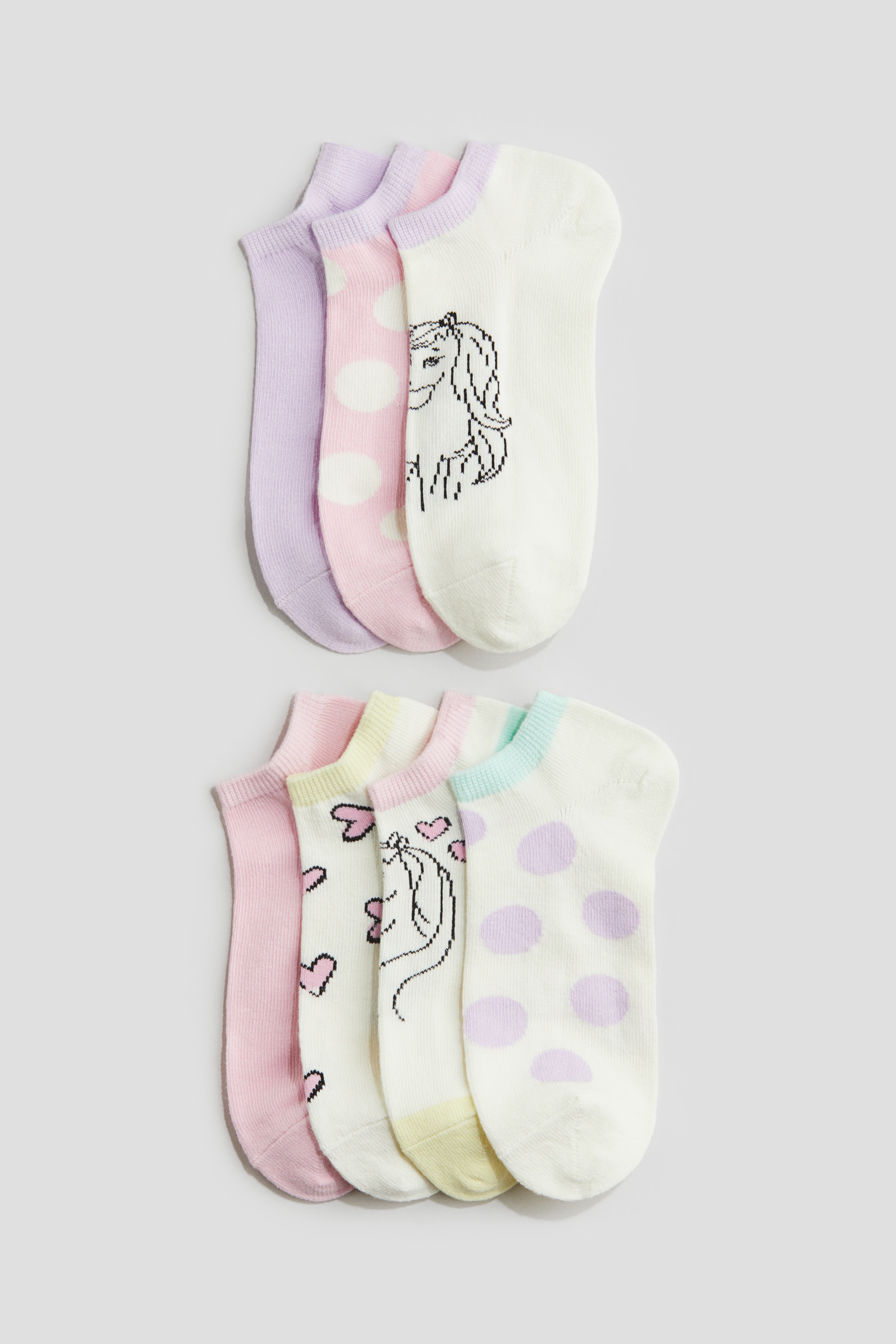 다양한 컬러로 구성된 파인니트 소재의 발목 양말 세트. 흘러내리지 않도록 상단이 신축성 있게 마감됨. 이미지