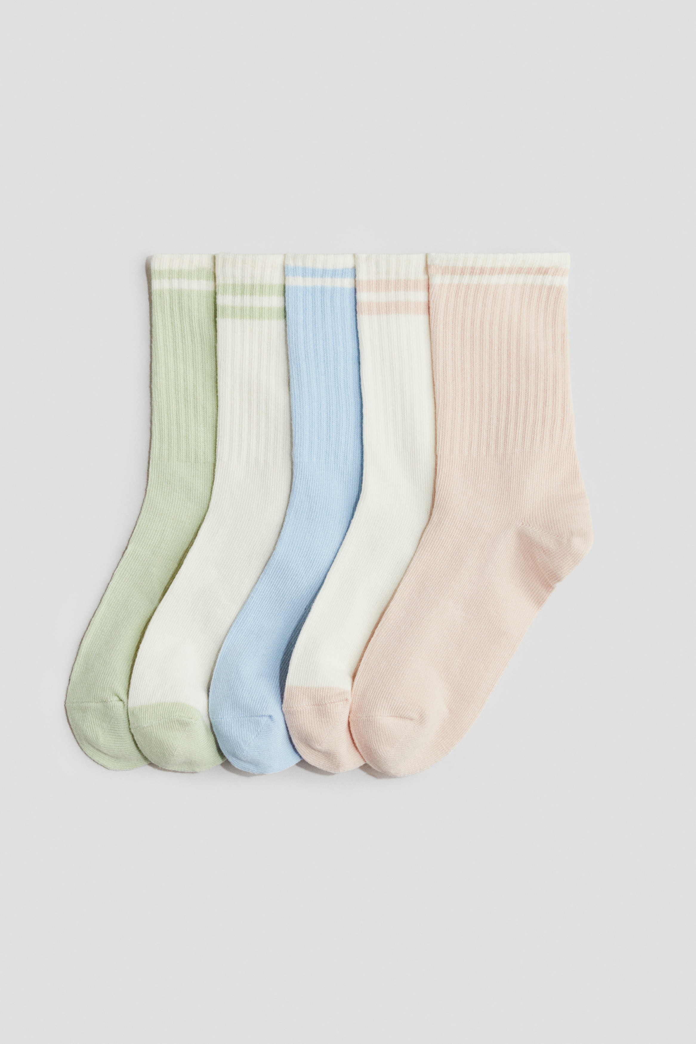 부드러운 코튼 혼방 소재의 파인니트 양말 세트. 상단이 골지로 마감되었으며, 입구 부분이 신축성 있게 처리됨. 이미지