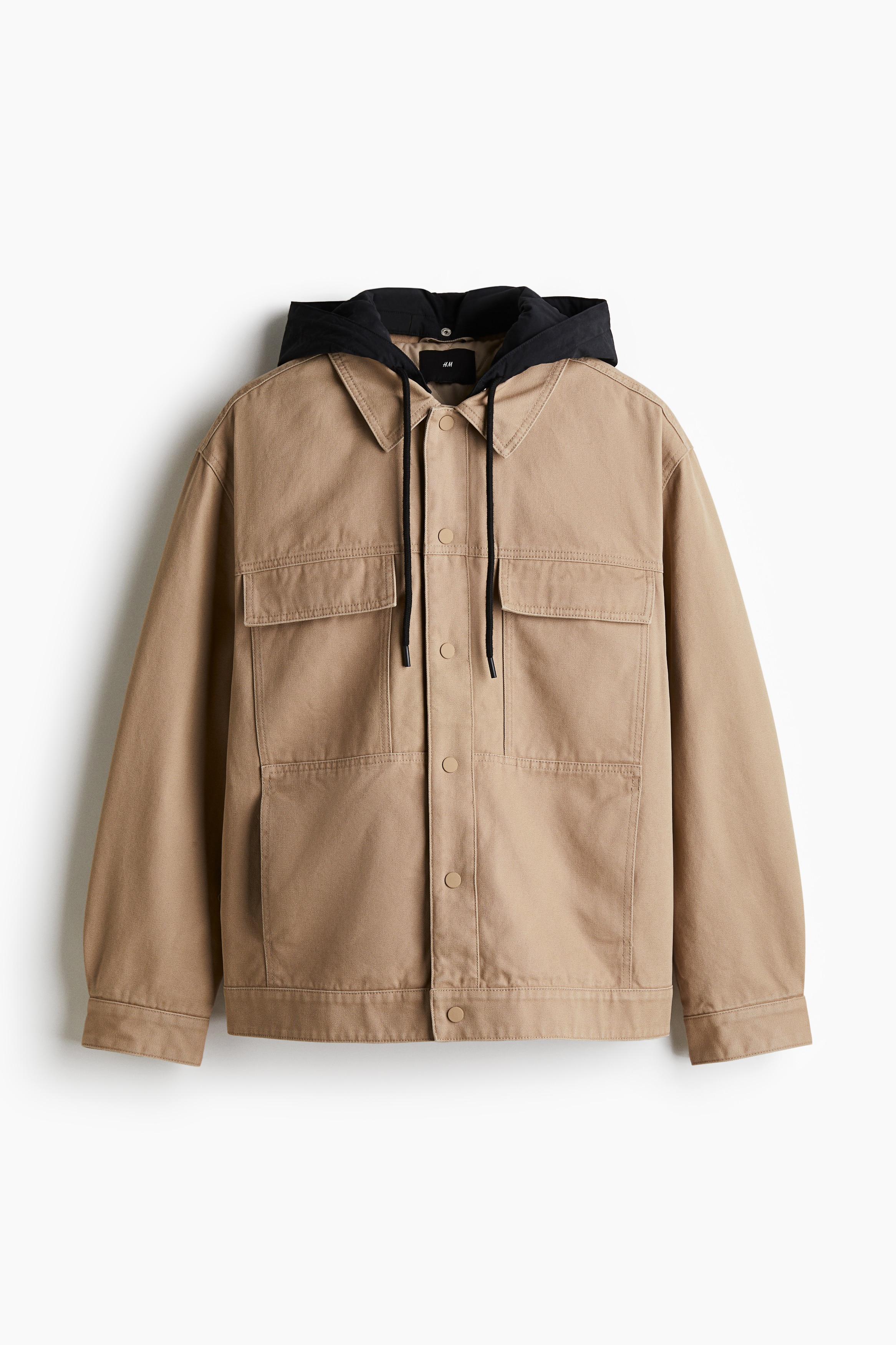 탄탄한 코튼 데님 소재의 얇은 패딩 재킷. 나일론으로 마감된 탈부착식 드로스트링 후드. 칼라 디테일. 스냅버튼 클로저. 뒷면 요크. 가슴 플랩포켓. 옆면 히든 포켓. 드롭 숄더. 긴소매. 플래킷과 스냅버튼이 있는 소맷단. 넉넉하지만 오버사이즈보다는 약간 피트되는 루즈핏 실루엣. 다이아몬드 퀼팅 안감 부착. 이미지