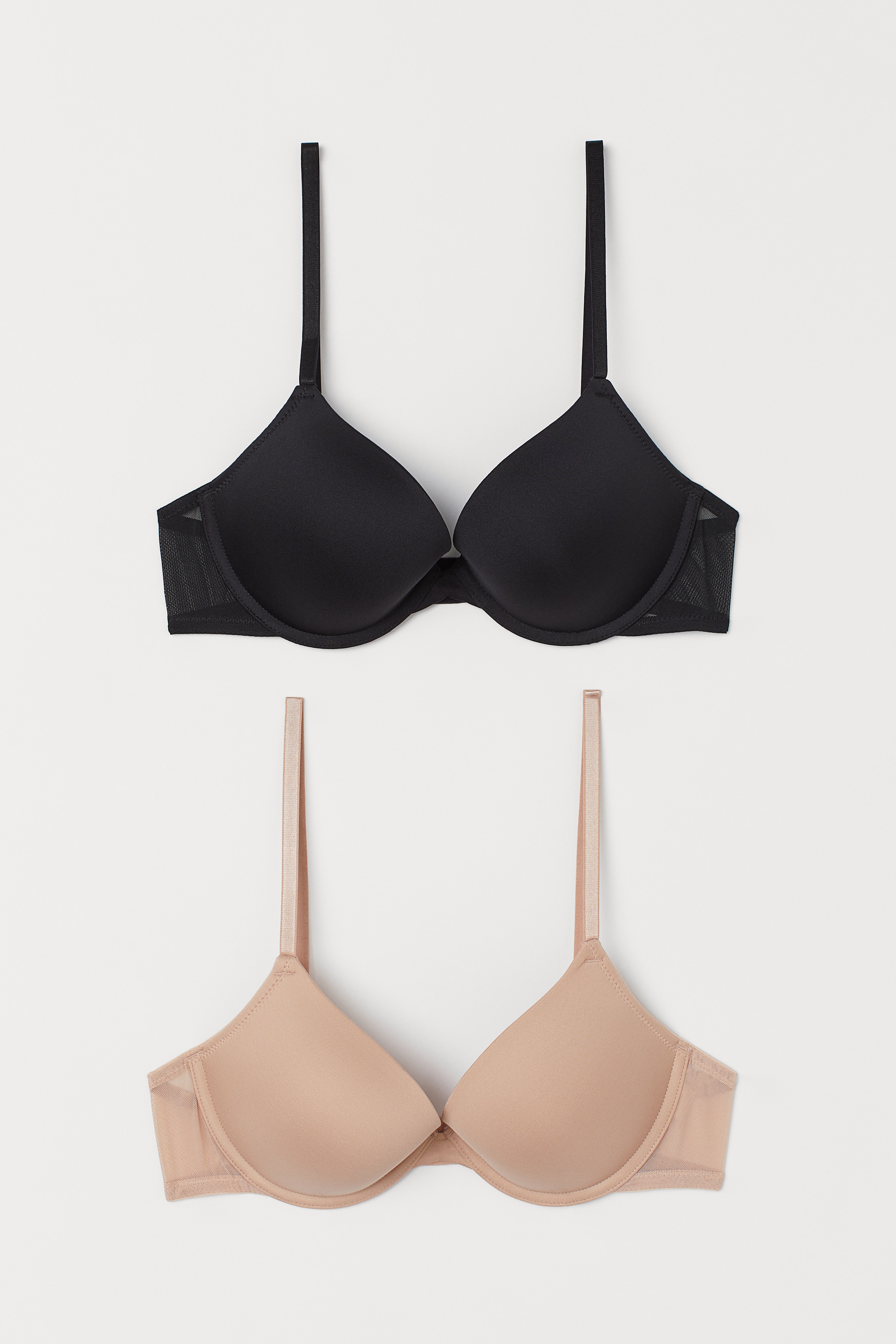 메쉬 디테일이 있는 초극세사 소재의 푸쉬업 브라 세트. 가슴 라인을 살려주고 볼륨을 강조한 언더와이어 패드컵. 길이 조절 가능한 어깨 스트랩. 뒷면 후크로 여밈. 이미지