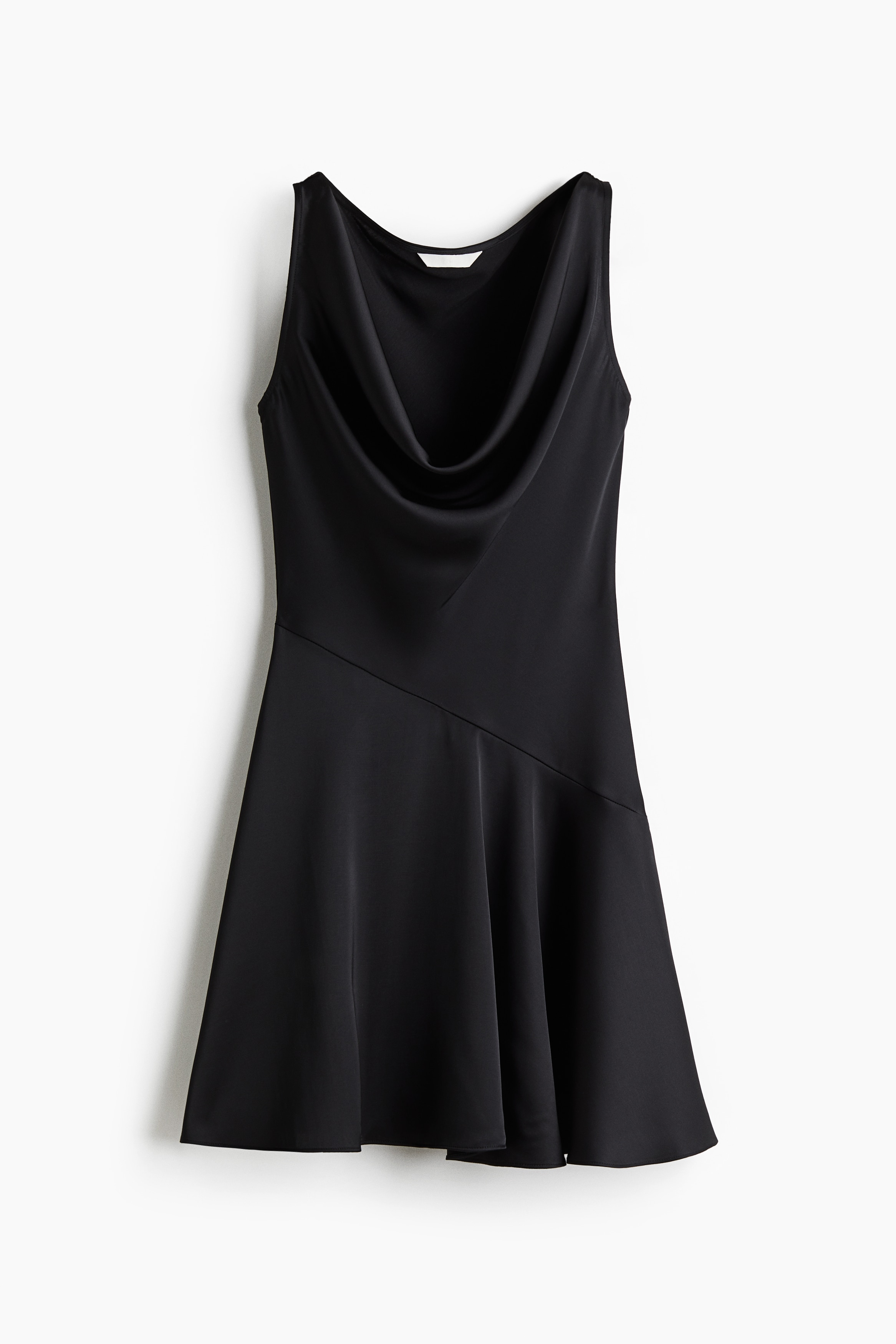 카울넥 스타일의 슬리브리스 미니 드레스. 플레어 라인의 하단. 힙 부분의 솔기가 사선으로 처리되어 볼륨감을 더하는 실루엣. 안감 생략. 이미지