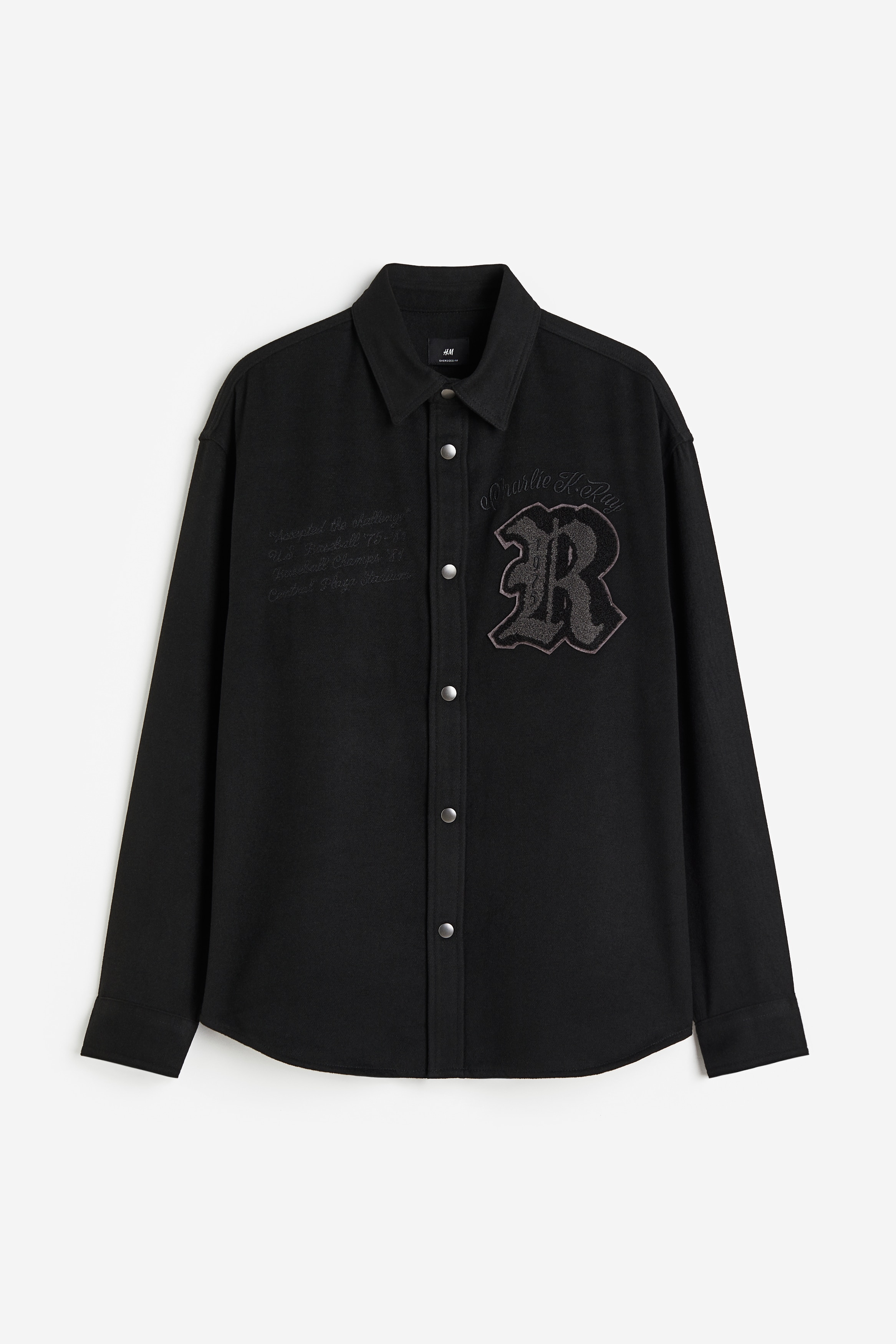 자수 디테일이 있는 부드러운 소재의 오버셔츠. 오버사이즈. 턴다운 칼라. 앞면 스냅버튼 클로저. 뒷면 요크. 긴소매. 플래킷과 버튼이 있는 소맷단. 라운드 헴라인. 이미지