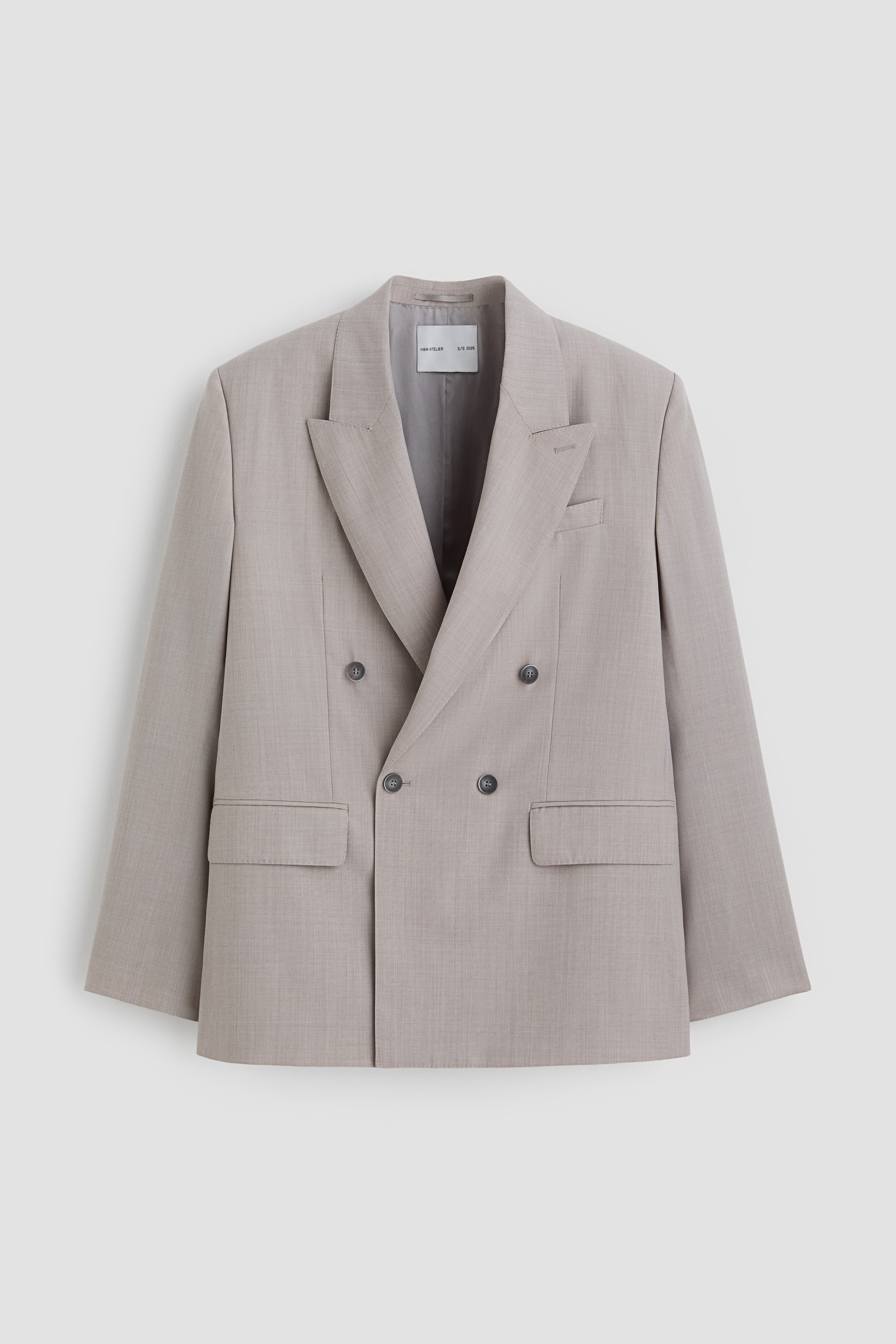 H & M Atelier. 이탈리아 원단 제조업체 Cangioli 1859에서 공급받은 울이 혼방된 더블 브레스티드 재킷. 루즈핏. 버튼홀 디테일이 있는 와이드한 피크트 라펠. 앞면 버튼. 가슴 웰트포켓. 플랩이 있는 앞면 웰트포켓. 내부 웰트포켓 2개. 소맷단 버튼 장식. 뒷트임 2개. 안감 부착. 이미지