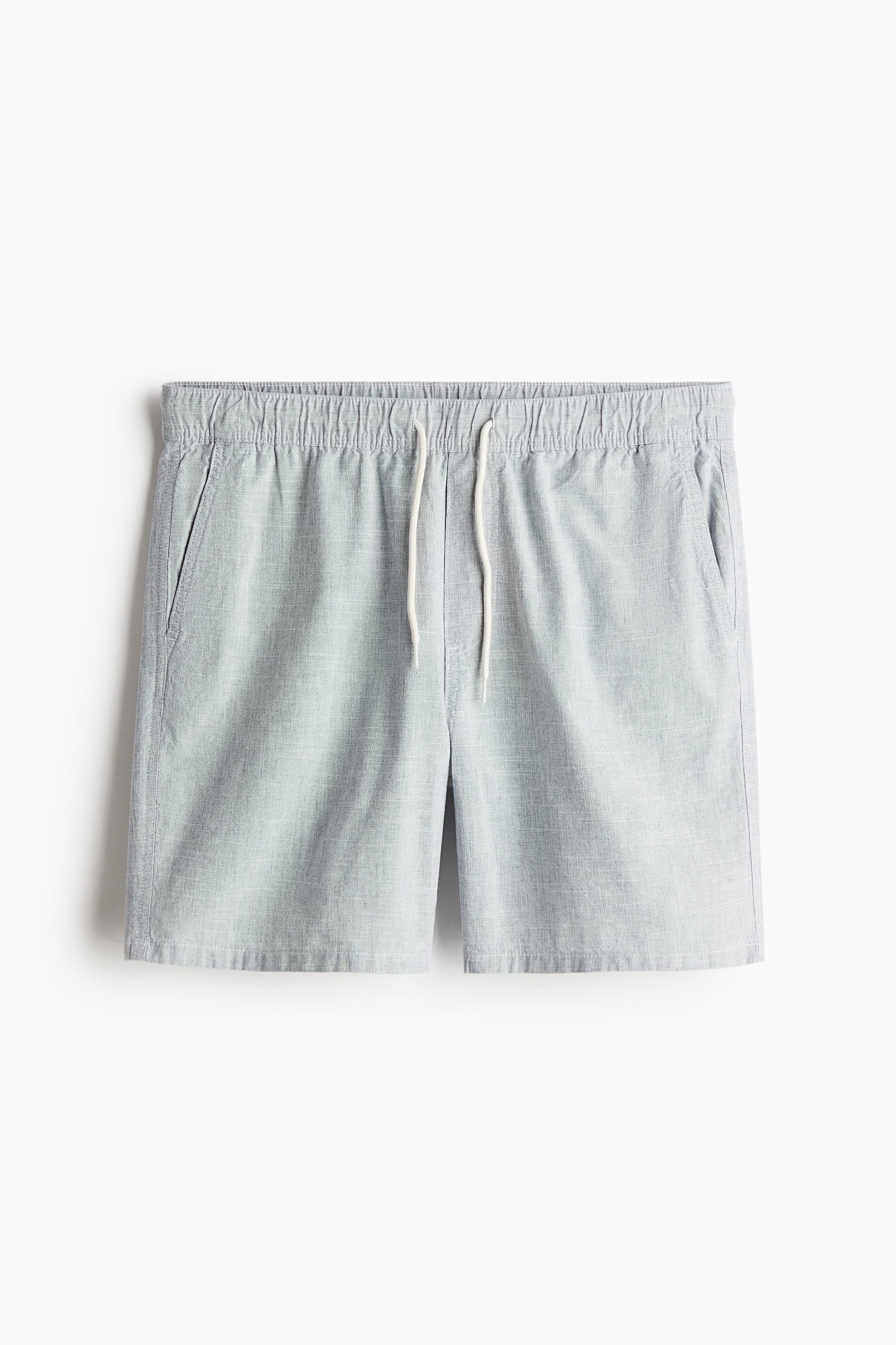 드로스트링이 있는 신축성 허릿단의 코튼 반바지. 레귤러핏. 페이크 플라이. 옆면 포켓, 뒷면 웰트포켓. 이미지