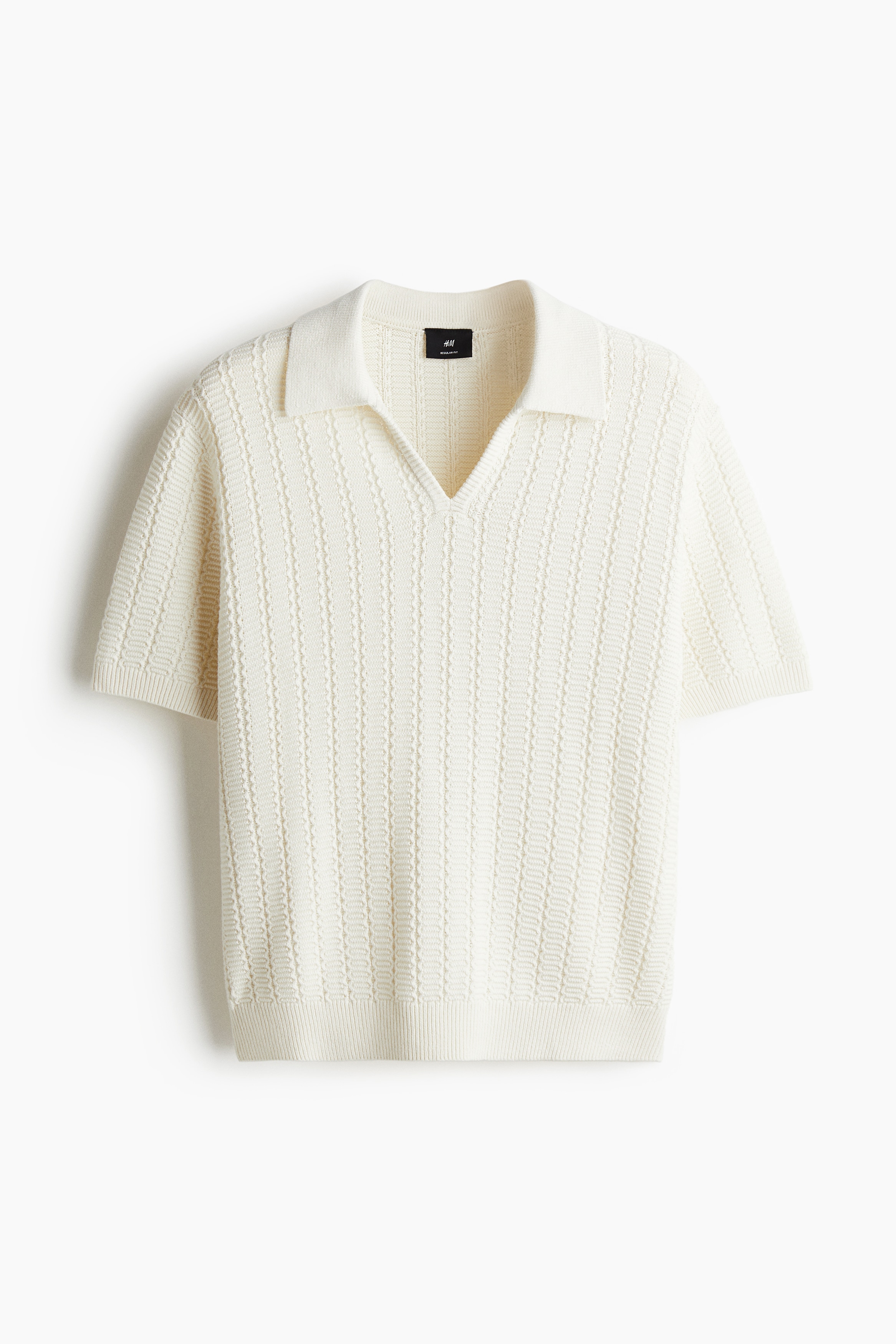 텍스처가 있는 코튼 니트 소재의 폴로셔츠. 리브드 칼라. 상단에 V자 트임이 있음. 리브드 마감된 소맷단. 착용감이 편안하고 클래식한 레귤러핏 실루엣. 이미지