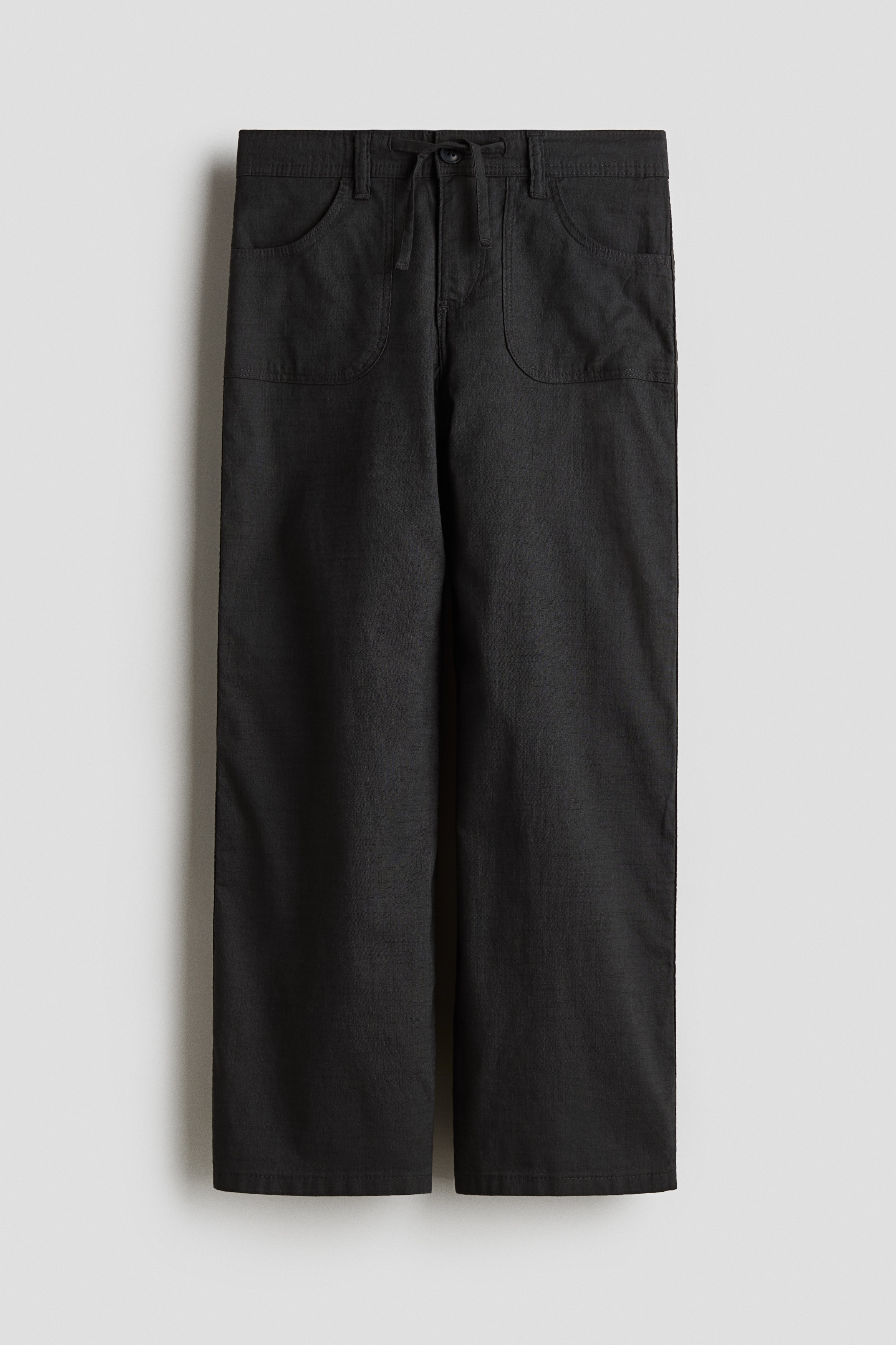 부드럽고 가벼운 코튼 소재의 팬츠. 힙과 허벅지 부분이 여유로운 루즈핏. 와이드 레그. 로라이즈. 드로스트링이 있는 허릿단. 지퍼와 버튼 클로저. 앞뒷면 패치포켓. 이미지