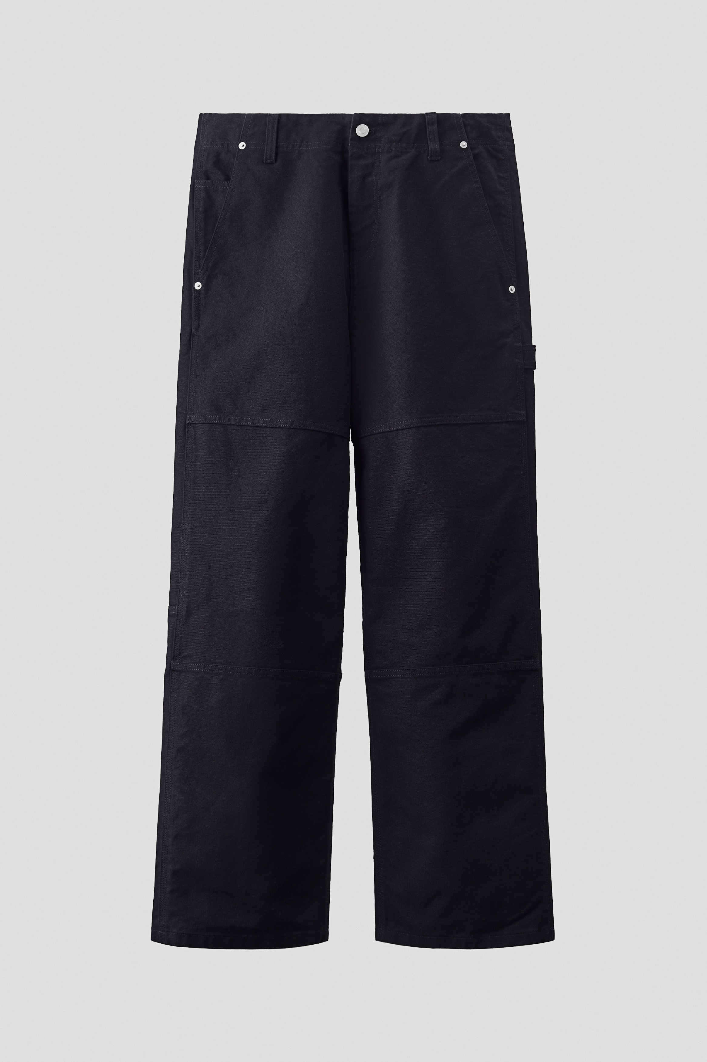 5-pocket carpenter trousers in a cotton weave featuring a loose fit from the seat to the hem with a dropped crotch, extra room around the whole leg and stacked at the ankle. Flap back pockets with a concealed press-stud, visible seam above and below the knees and a hammer loop on one leg. Regular waist and a zip fly. 이미지