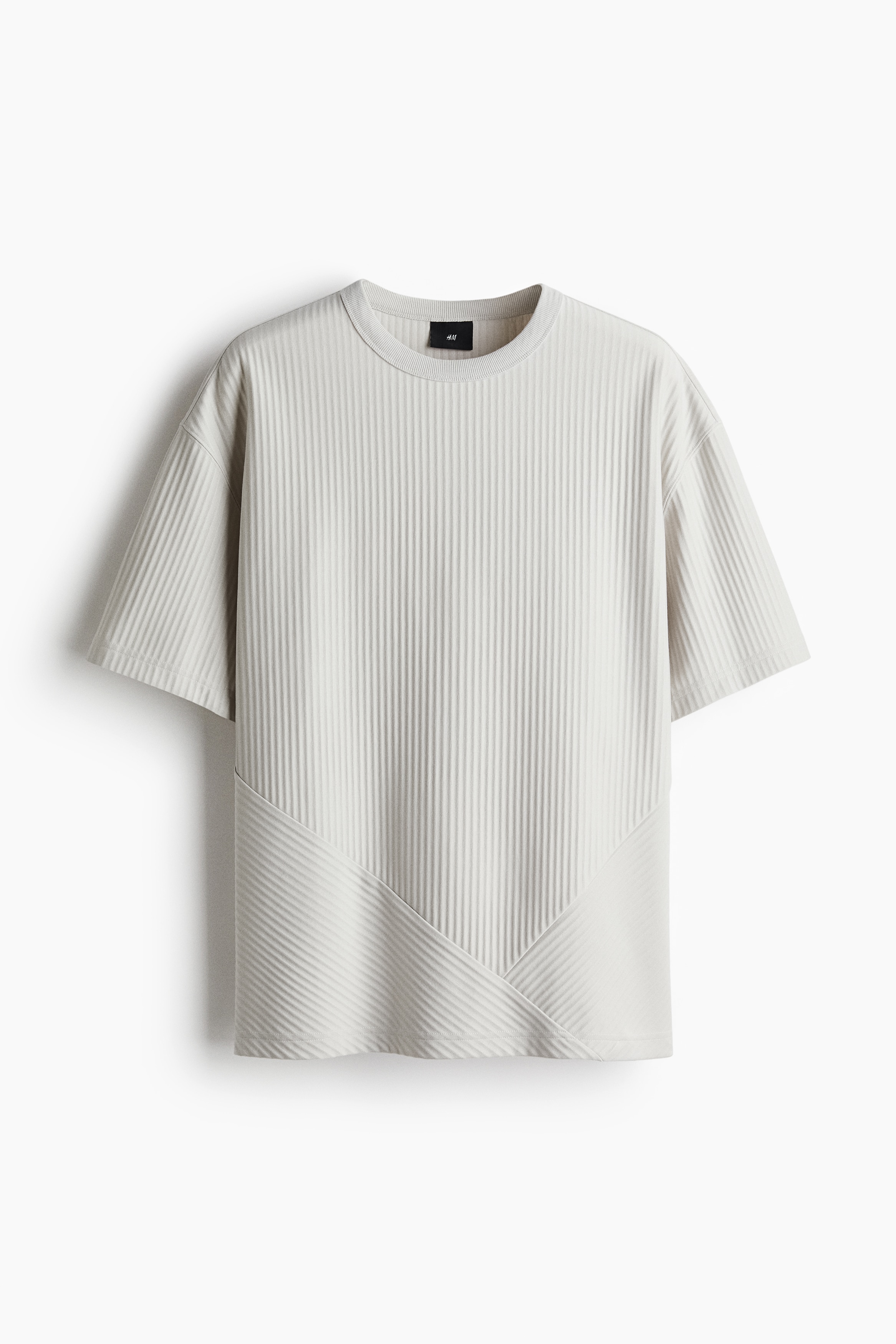 톡톡한 리브드 저지 소재의 라운드넥 티셔츠. 스트레이트 헴라인. 넉넉하지만 오버사이즈보다는 약간 피트되는 루즈핏 실루엣. 이미지