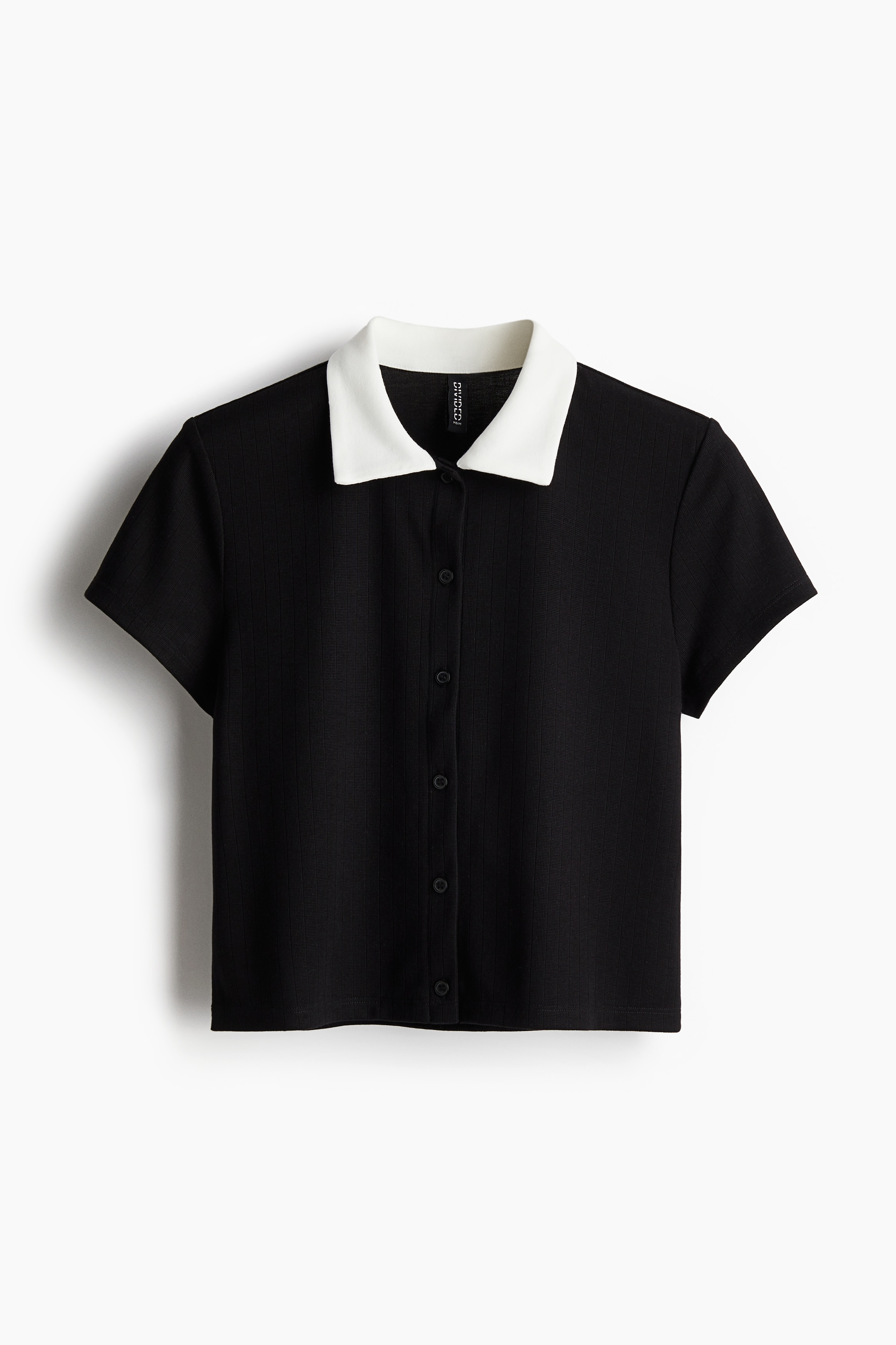 리브드 저지 소재의 반소매 칼라 셔츠. 버튼업 스타일. 이미지