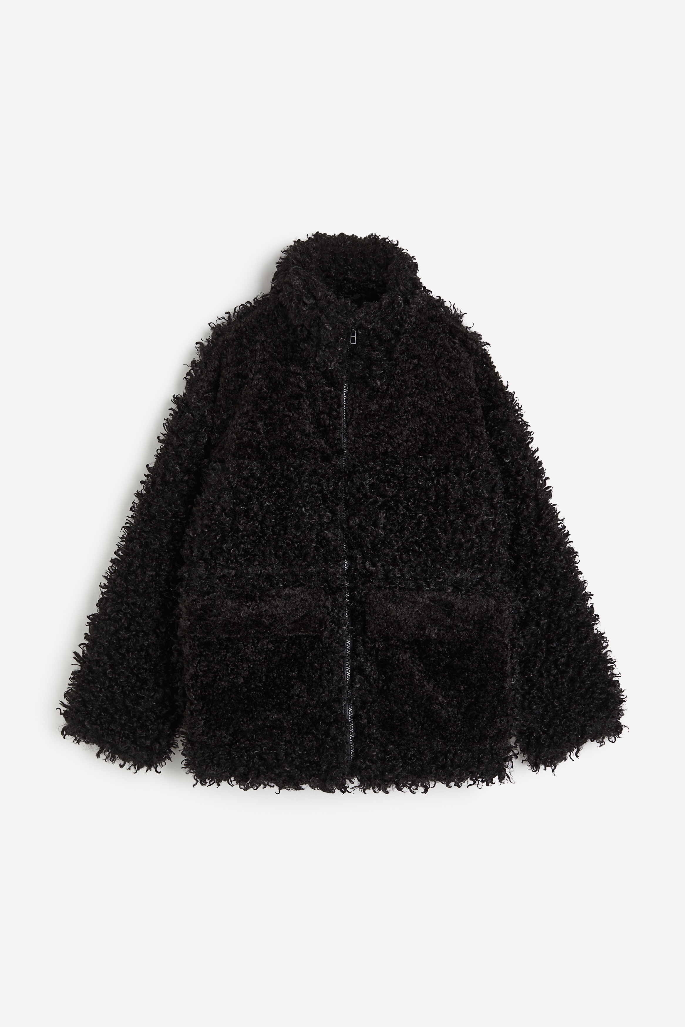 부드럽고 폭신한 소재의 얇은 패딩 재킷. 하이넥. 앞면 지퍼 클로저. 드롭 숄더. 상단에 플랩, 한쪽 옆면에 눈에 띄지 않는 입구가 있는 큼직한 앞면 포켓. 안감 부착. 이미지