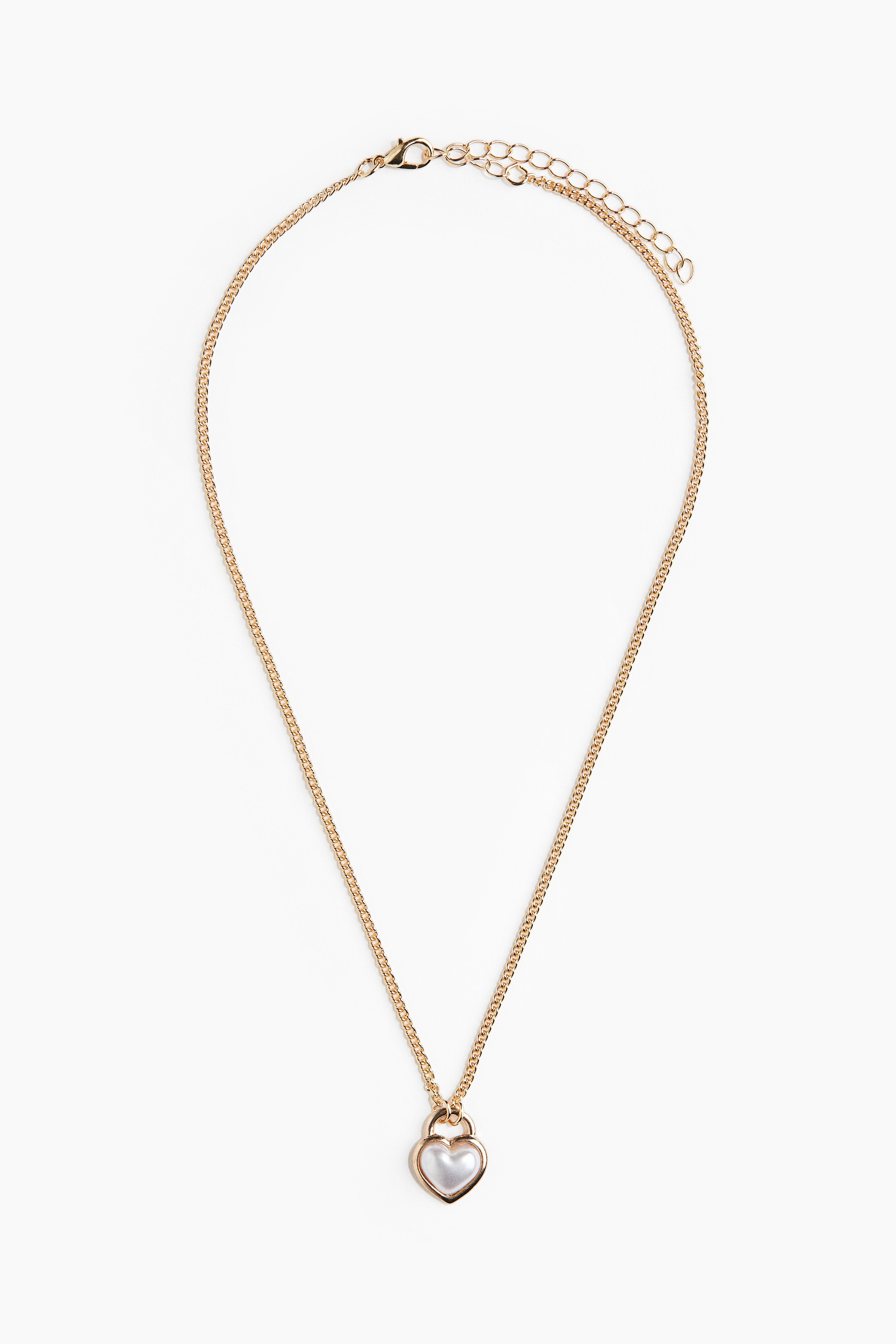 펄 비즈가 세팅된 하트 모양 펜던트 장식의 금속 체인 목걸이. 트리거 후크로 길이 조절 가능. 이미지