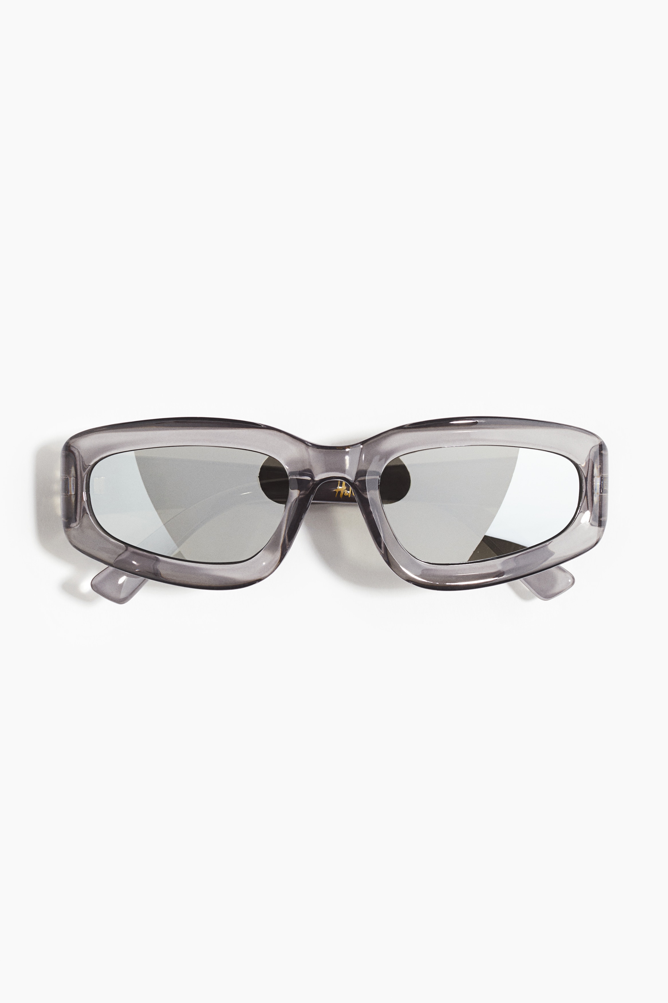 플라스틱 프레임의 직사각 선글라스. 자외선 차단 플라스틱 미러 렌즈. 이미지