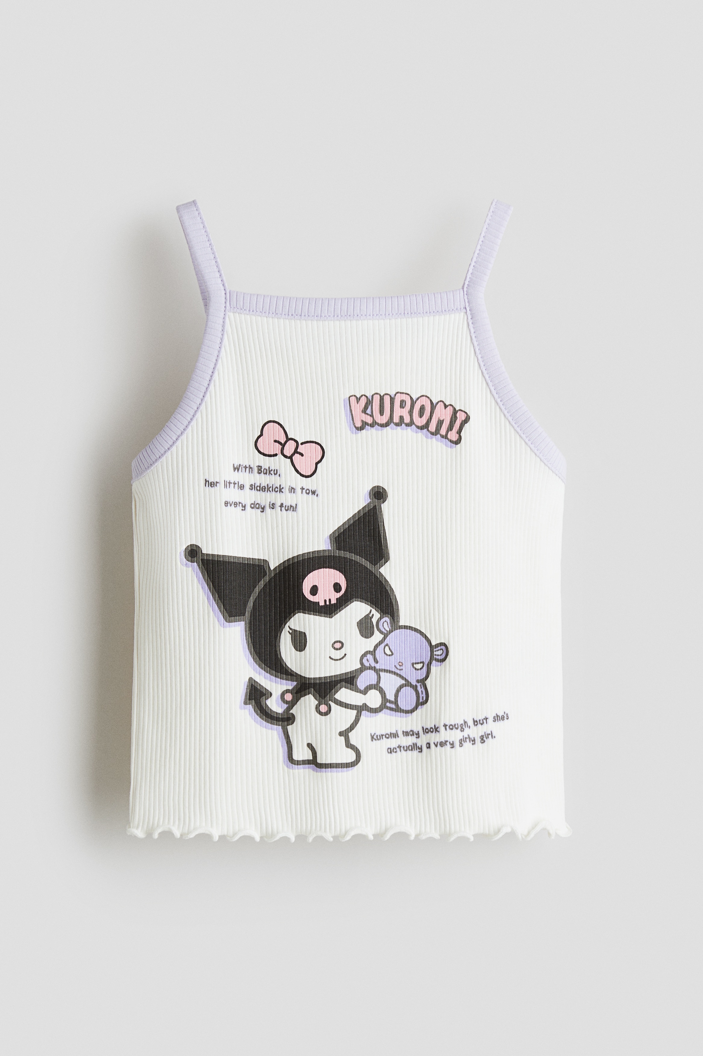 부드러운 코튼 리브드 저지 소재의 탑. 앞면 프린트 장식. 대조적인 배색 트리밍. 스퀘어넥. 가는 어깨 스트랩. 아랫단이 오버로크처리됨. 이미지