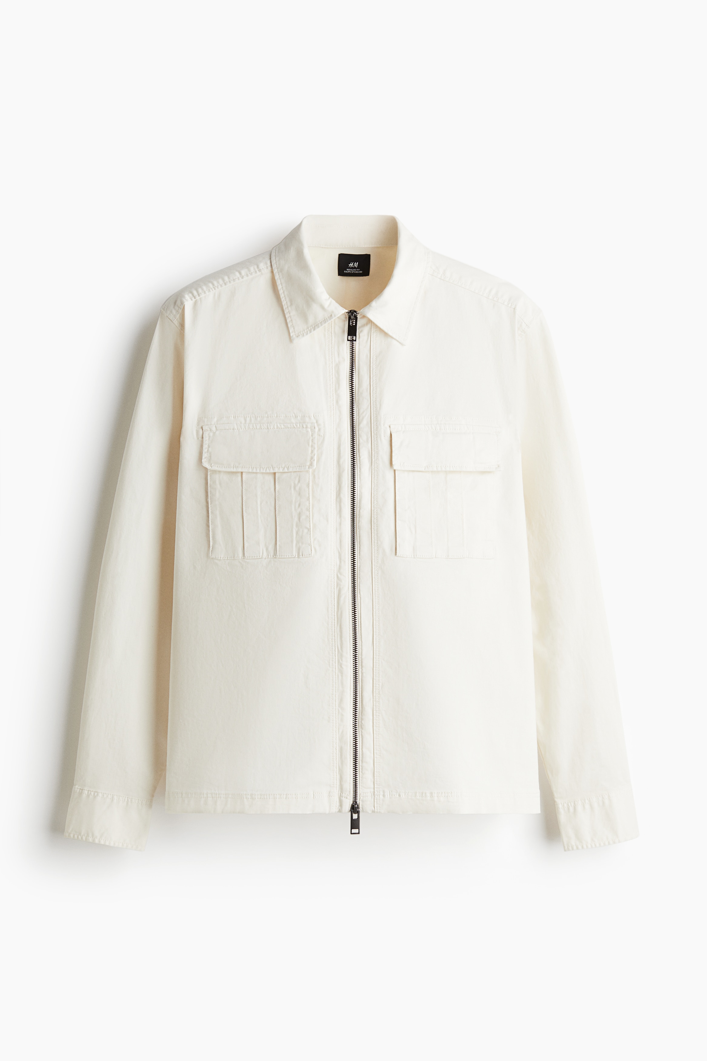 코튼 트윌 소재의 오버셔츠. 턴다운 칼라. 투웨이 지퍼 클로저. 뒷면 요크. 히든 스냅버튼이 있는 가슴 플랩포켓. 양쪽 옆면에 트임이 있는 스트레이트 헴라인. 플래킷이 있는 긴소매. 소맷단 스냅버튼. 착용감이 편안하고 클래식한 레귤러핏 실루엣. 이미지