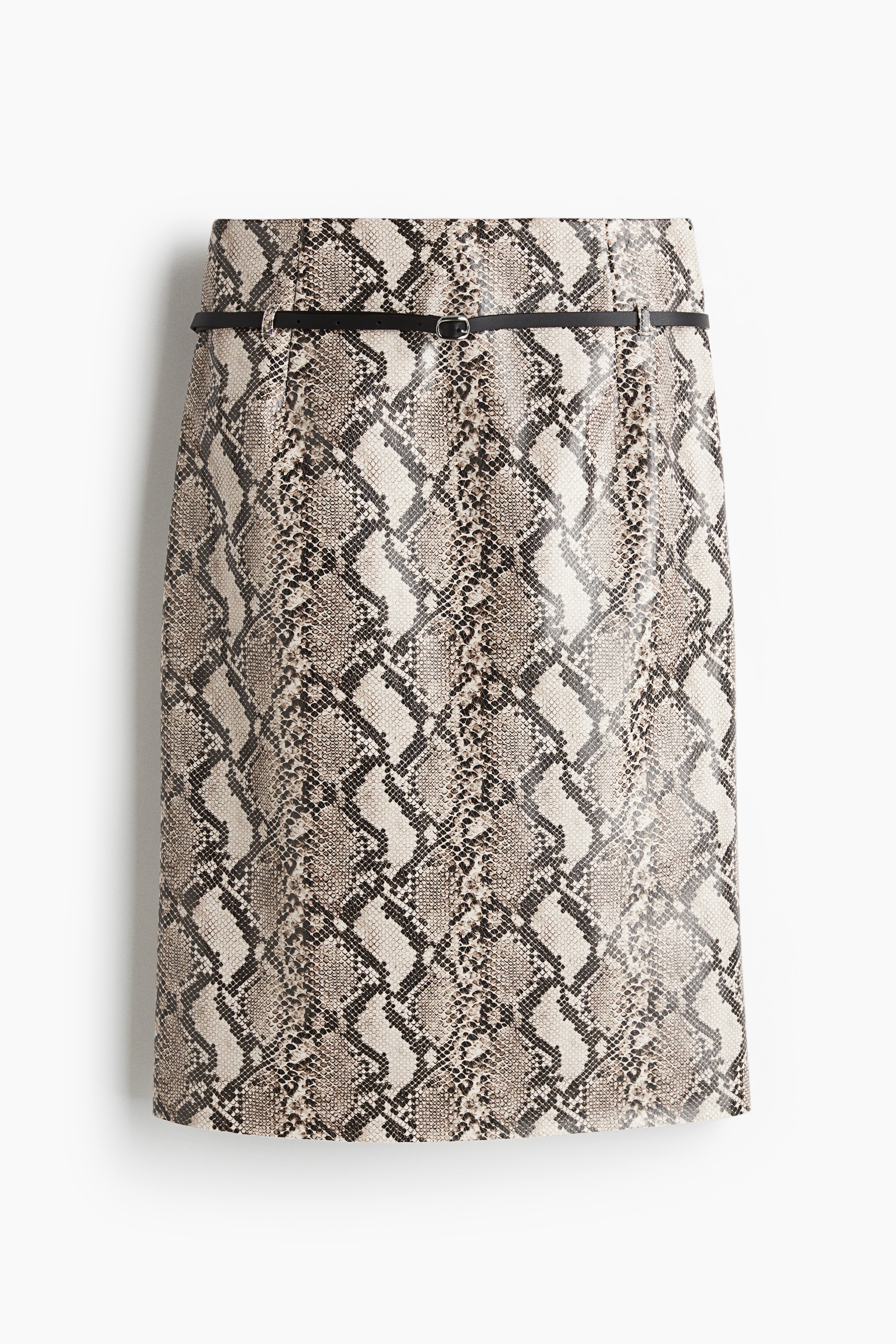 코팅된 패브릭 소재의 니렝스 스커트. 하이웨이스트. 가는 벨트를 두른 디자인. 뒷면 히든 지퍼 클로저. 입체감을 주는 다트 디테일. 긴 뒷트임. 안감 생략. 이미지