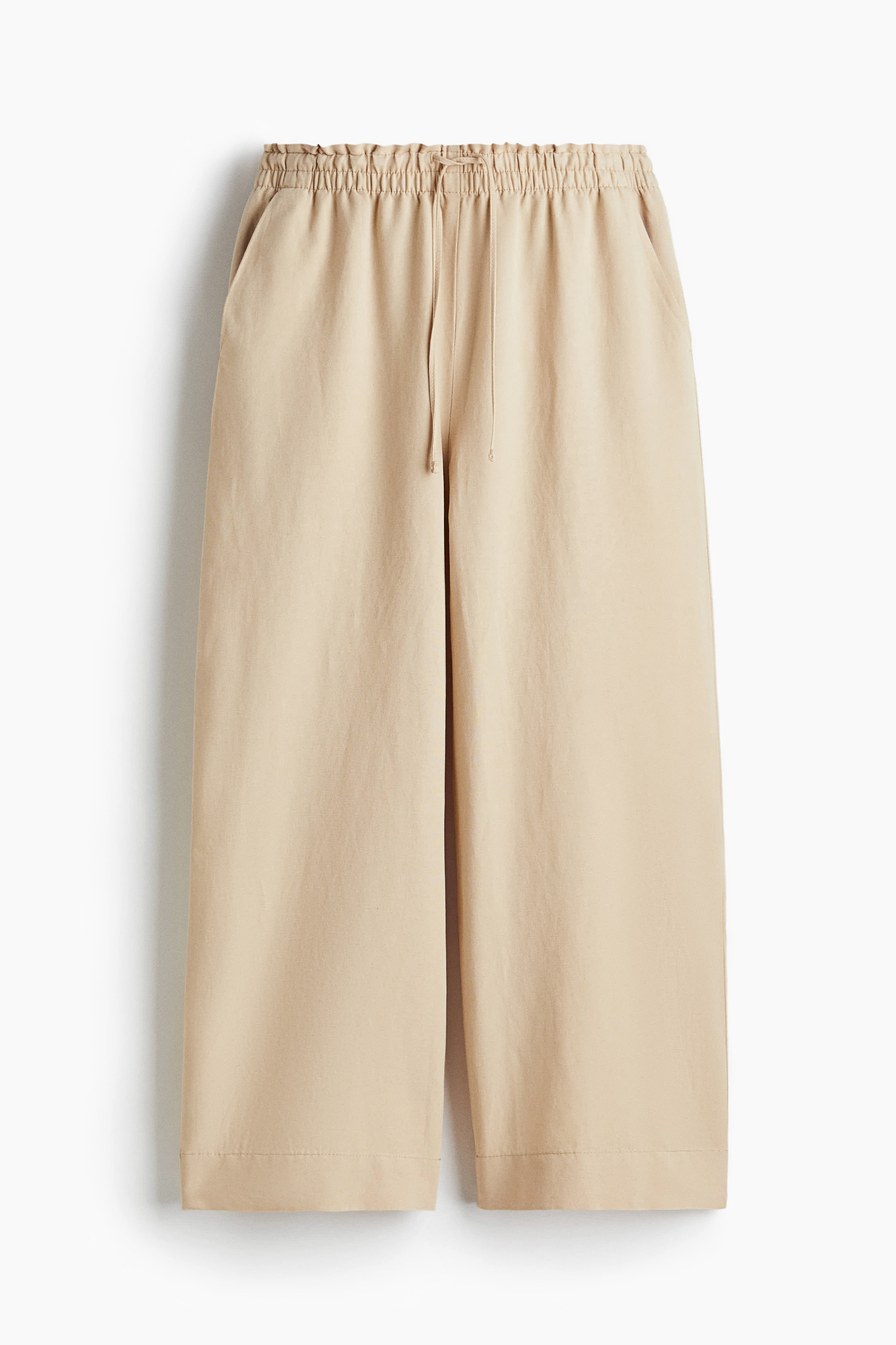 가벼운 리넨 혼방 소재의 루즈핏 9부 팬츠. 하이웨이스트. 짧은 프릴로 장식되었으며 스모킹 주름으로 마감된 허릿단에 가는 드로스트링이 있음. 사선 방향의 옆면 포켓. 와이드 레그. 이미지