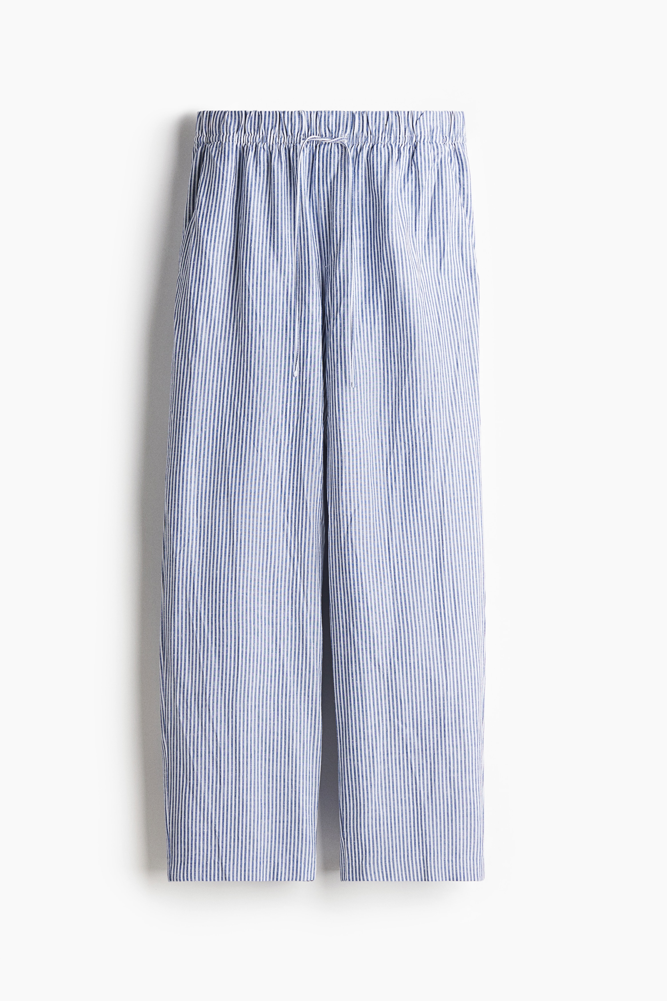 가벼운 리넨 혼방 소재의 9부 팬츠. 하이웨이스트. 밴딩이 내장된 허릿단에 가는 드로스트링이 있음. 루즈핏. 사선 방향의 옆면 포켓. 테이퍼드 레그. 이미지