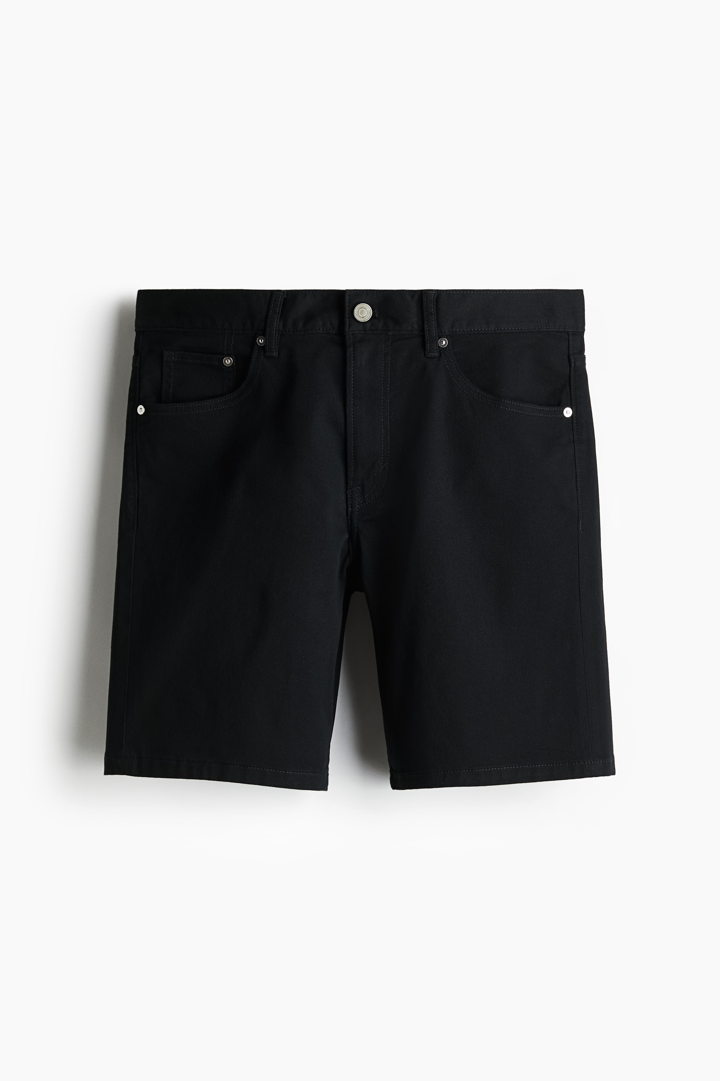 부드러운 트윌 소재의 5포켓 반바지. 지퍼와 버튼 클로저. 착용감이 편안하고 클래식한 레귤러핏 실루엣. 이미지