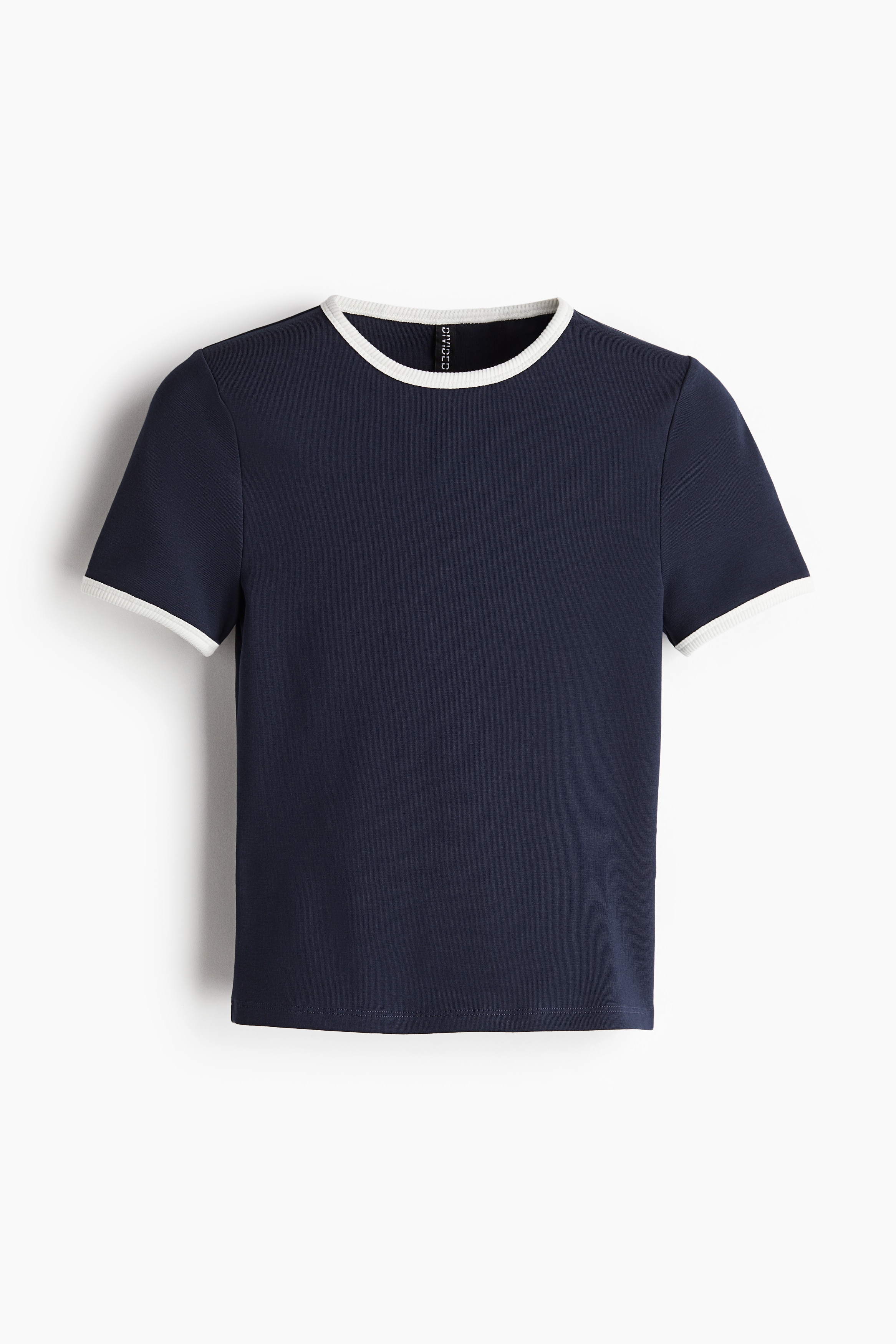 부드러운 코튼 저지 소재의 피트되는 티셔츠. 가늘게 리브드 마감된 네크라인과 소맷단. 이미지