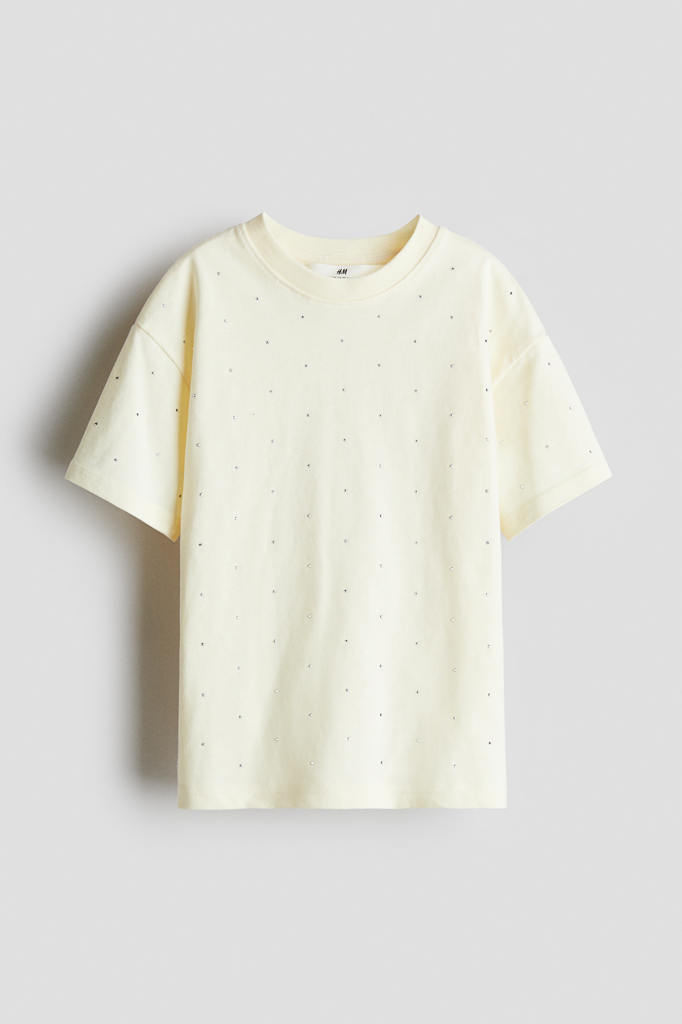 작은 라인스톤으로 장식된 부드러운 코튼 저지 소재의 티셔츠. 크루넥. 드롭 숄더. 5부 소매. 스트레이트 헴라인. 이미지