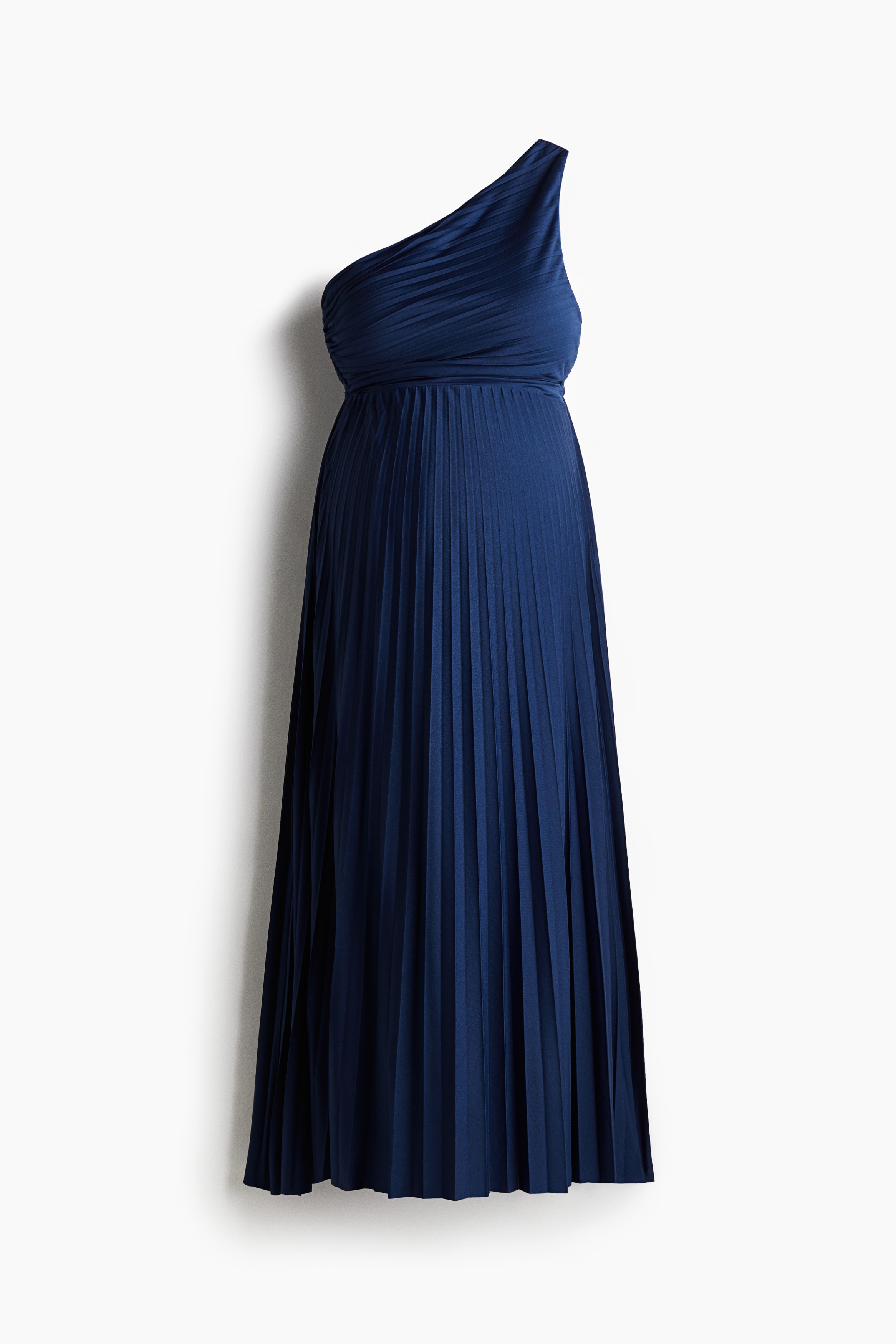 플리츠가 잡힌 시스루 저지 소재의 미디 원피스. 언발란스 네크라인. 한쪽 어깨에 와이드한 스트랩이 있는 원숄더 디자인. 피트되는 보디스. 한쪽 옆면 히든 지퍼 클로징. 플레어 라인의 하단. 단처리를 생략한 헴라인. 부분 안감 부착. 이미지