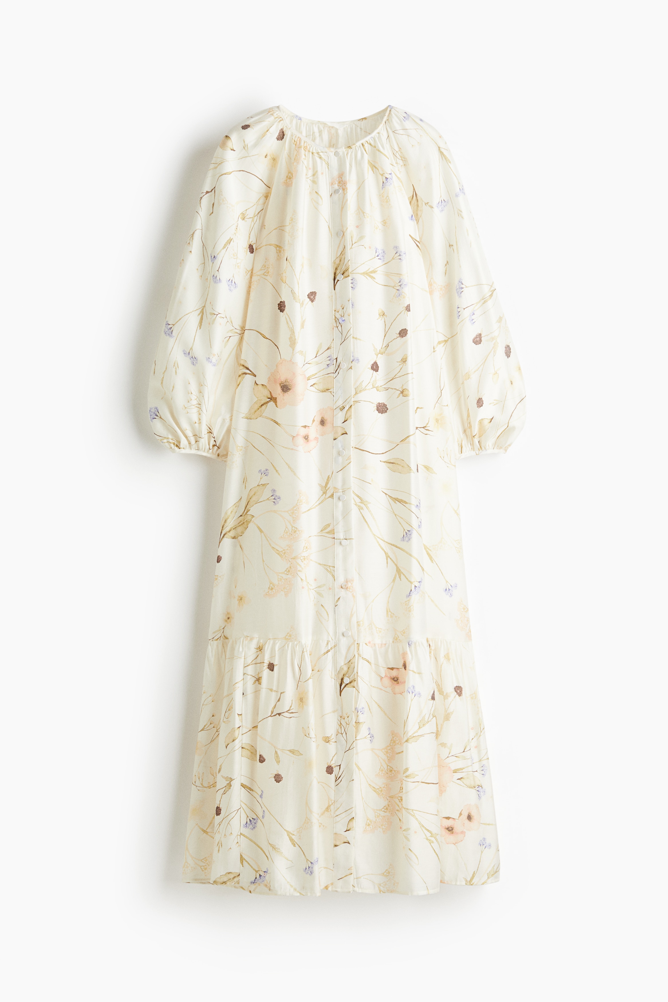 광택감 있는 비스코스 혼방 소재의 오버사이즈 맥시 드레스. 주름이 잡힌 라운드넥. 앞면 커버드 버튼. 비즈 장식이 달린 가는 탈부착식 끈 벨트를 두른 디자인. 래글런 스타일의 긴 벌룬 소매. 가늘게 바인딩 처리된 소맷단. 하단 솔기에 주름을 잡아 볼륨을 더한 실루엣. 안감 생략. 이미지