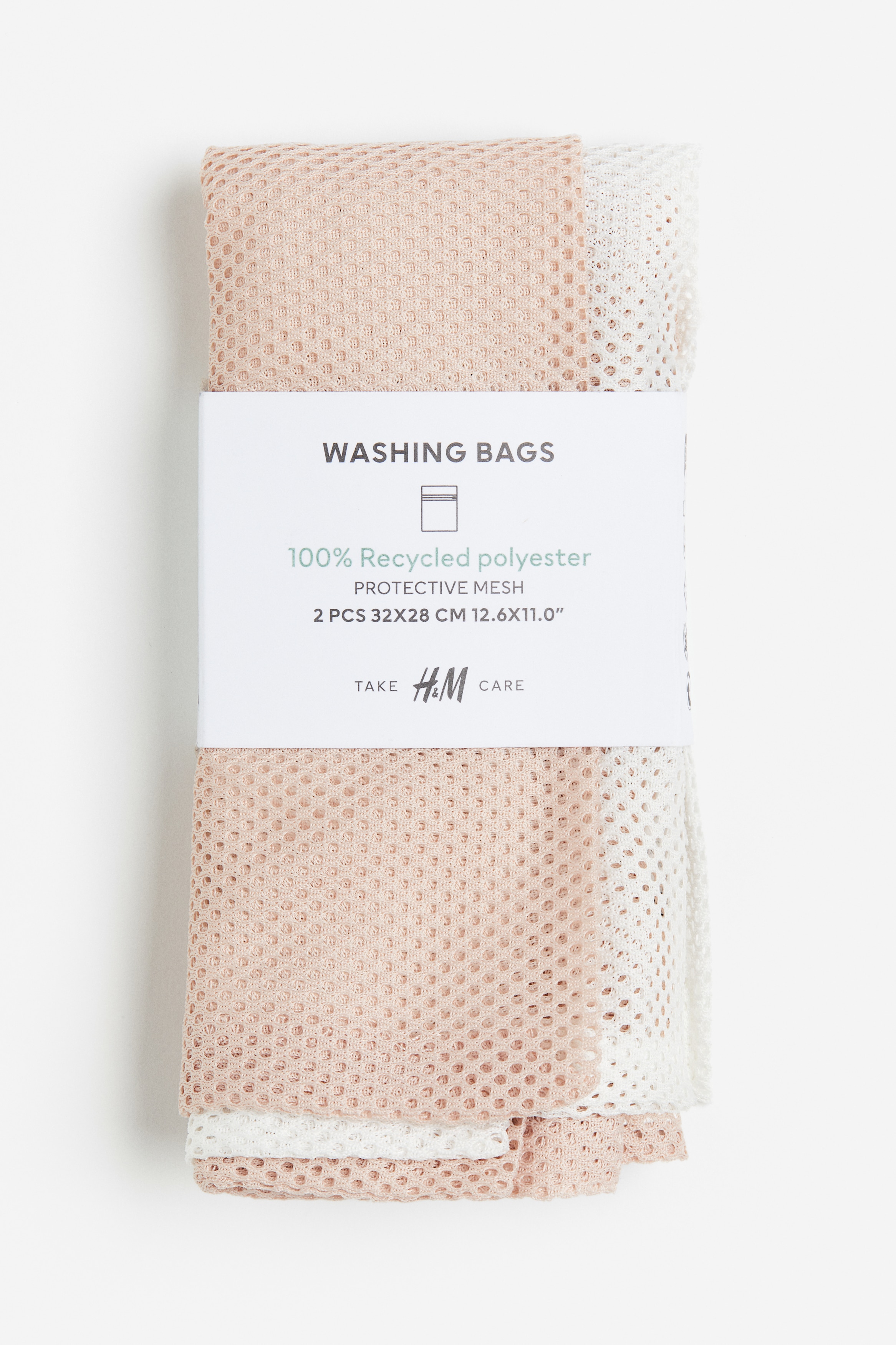 섬세한 세탁을 도와주는 부드러운 메쉬 소재의 집업 세탁망 세트. 아끼는 옷이 세탁기에 손상되지 않도록 보호해주는 제품. 높이 28cm. 폭 32cm. 이미지
