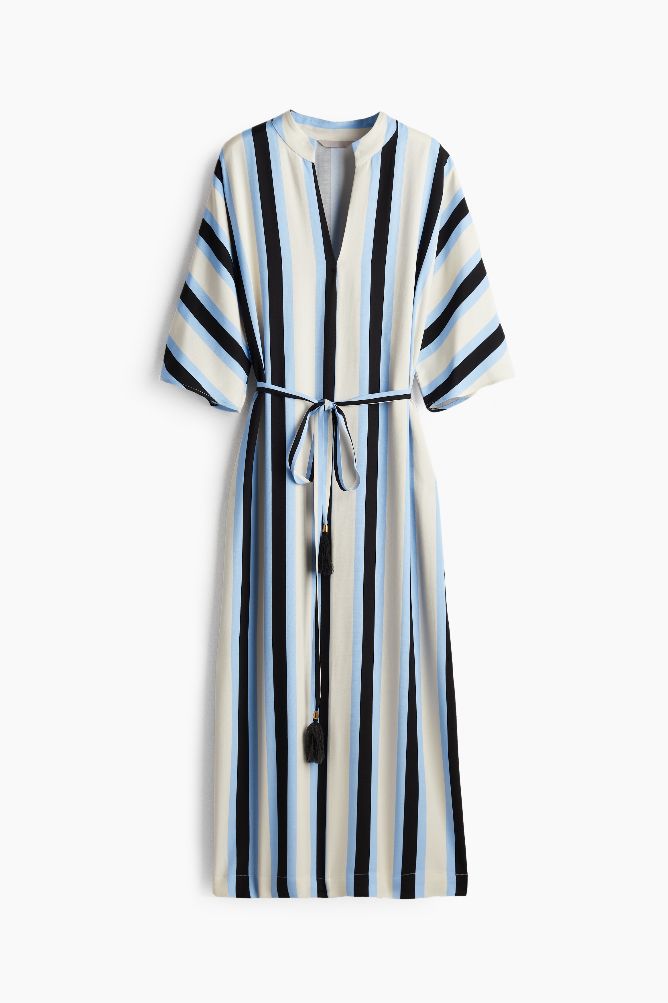 우븐 소재의 미디 원피스. 스탠드 칼라. 앞면 상단 V자 트임. 루즈핏. 반소매. 태슬이 달린 탈부착식 끈 벨트를 두른 디자인. 양쪽 옆면에 트임이 있는 스트레이트 헴라인. 안감 생략. 이미지