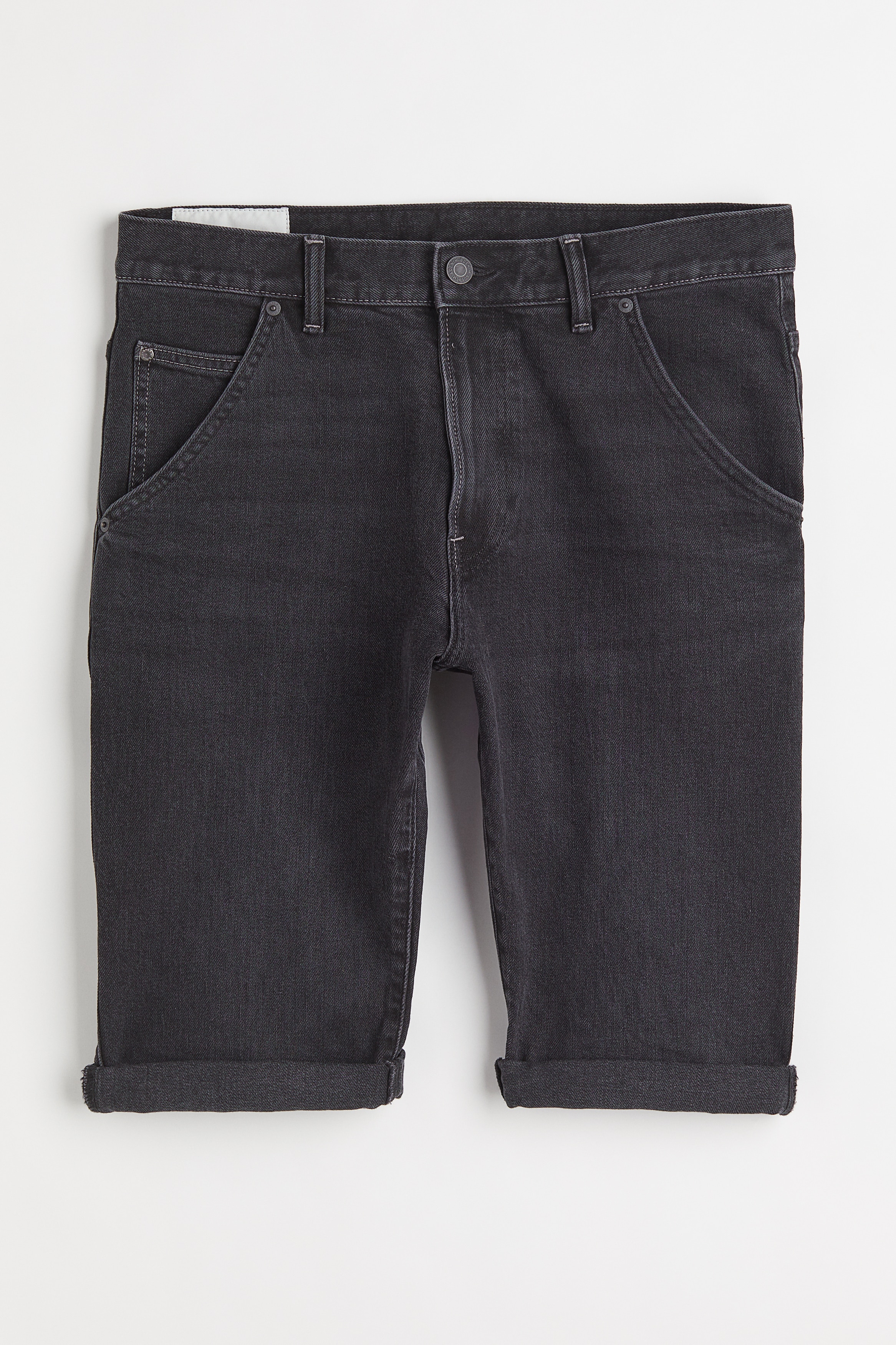 스트레치 코튼 데님 소재의 5포켓 반바지. 레귤러 웨이스트. 지퍼와 버튼 클로저. 뒷면 상단 탭과 금속 버클로 핏 조절 가능. 5부 길이의 스트레이트 레그. 이미지