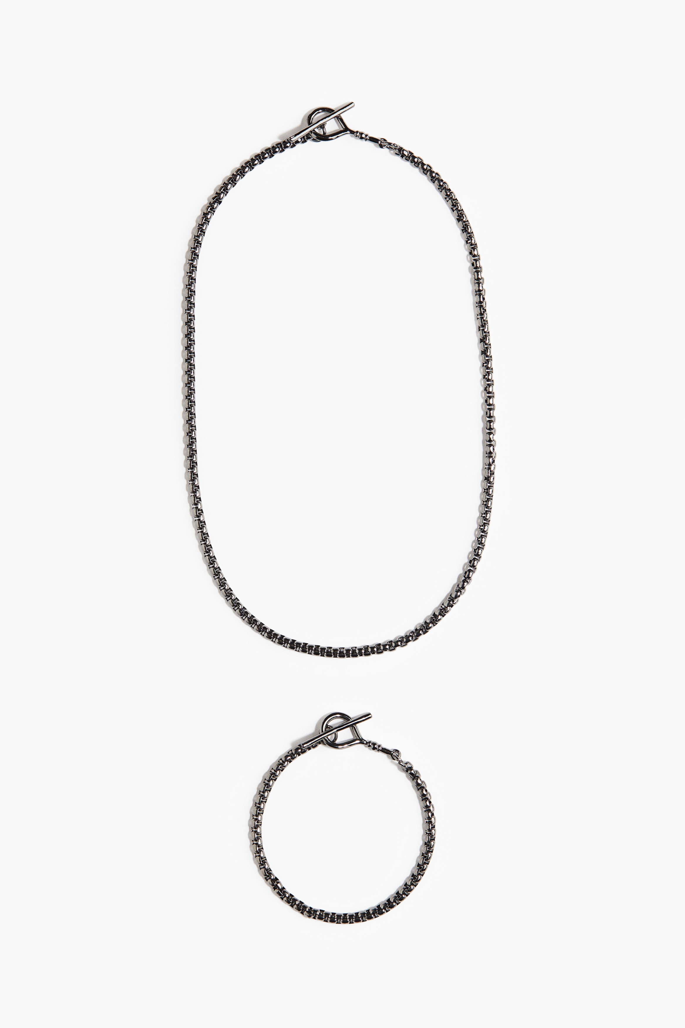 금속 목걸이와 팔찌를 매치한 액세서리 세트. 심플한 토글 클래스프 클로징. 이미지