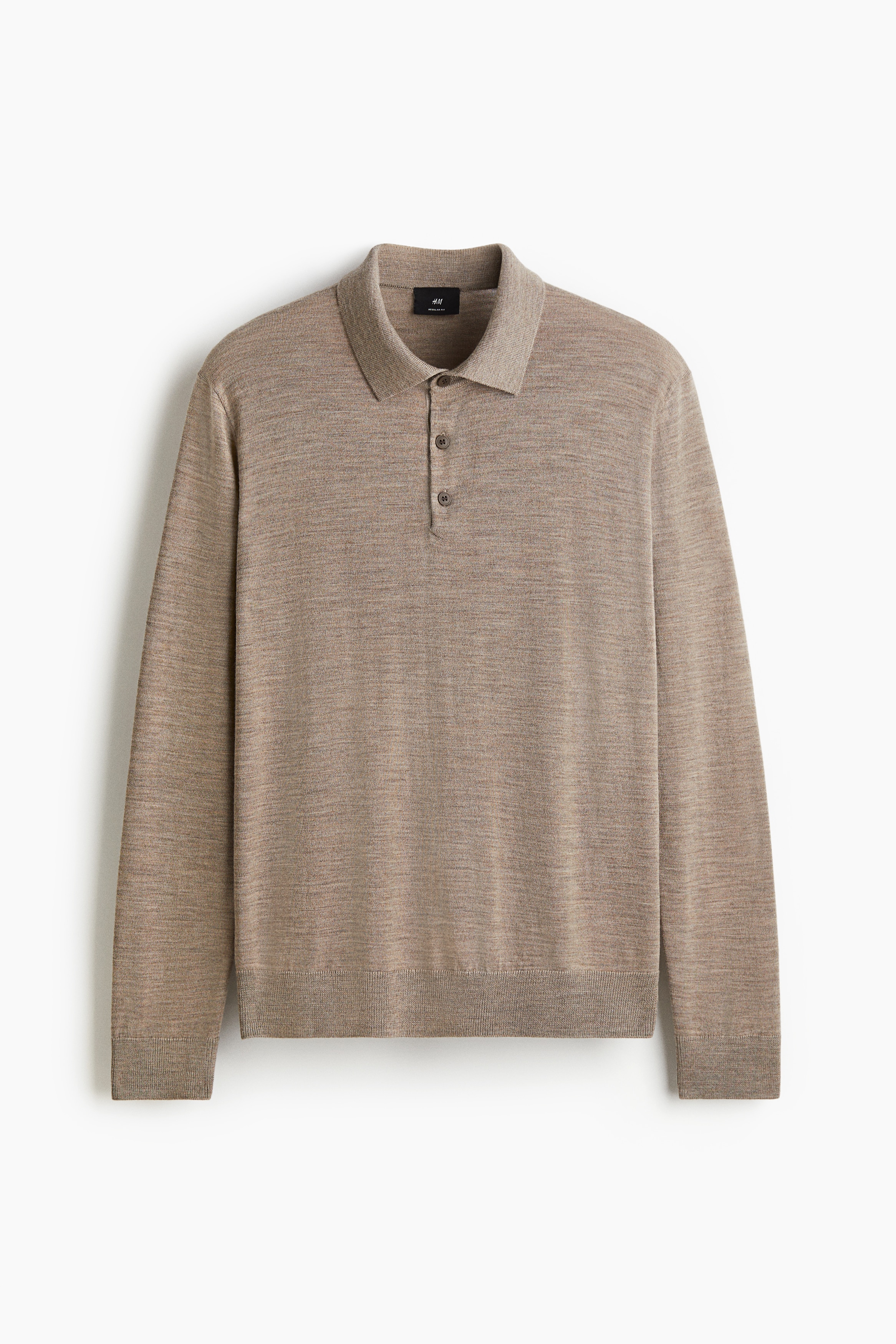 부드러운 메리노 울 니트 소재의 긴소매 폴로셔츠. 칼라와 상단 버튼이 있음. 골이 촘촘한 리브드 소맷단과 아랫단. 착용감이 편안하고 클래식한 레귤러핏 실루엣. 이미지1