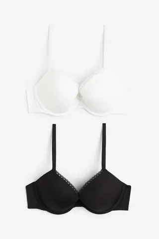 가느다란 레이스로 트리밍된 초극세사 소재의 푸쉬업 브라 세트. 길이 조절 가능한 어깨 스트랩. 가슴 라인을 살려주고 볼륨을 강조한 언더와이더 패드컵. 뒷면 후크 클로저. 이미지