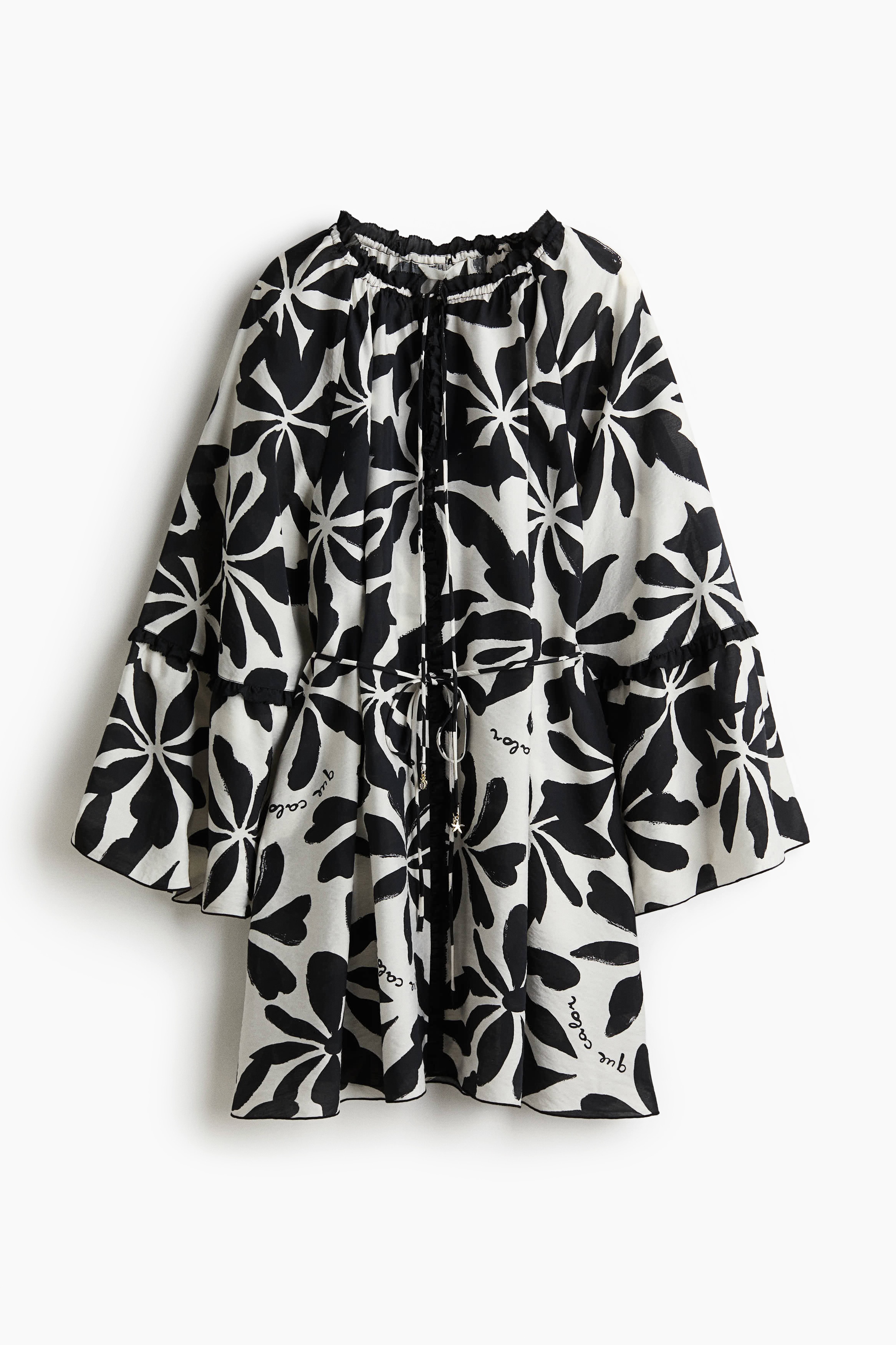 가벼운 우븐 소재의 루즈핏 미니 원피스. 섬세한 아이래시 스티치로 장식된 옷단. 골드 컬러의 펜던트가 달린 가는 드로스트링과 앞면 V자 트임이 있는 프릴 네크라인. A라인 실루엣. 가느다란 탈부착식 끈 벨트를 두른 디자인. 소맷단 위가 짧은 프릴로 장식된 트럼펫 스타일의 긴 래글런 소매. 안감 생략. 이미지