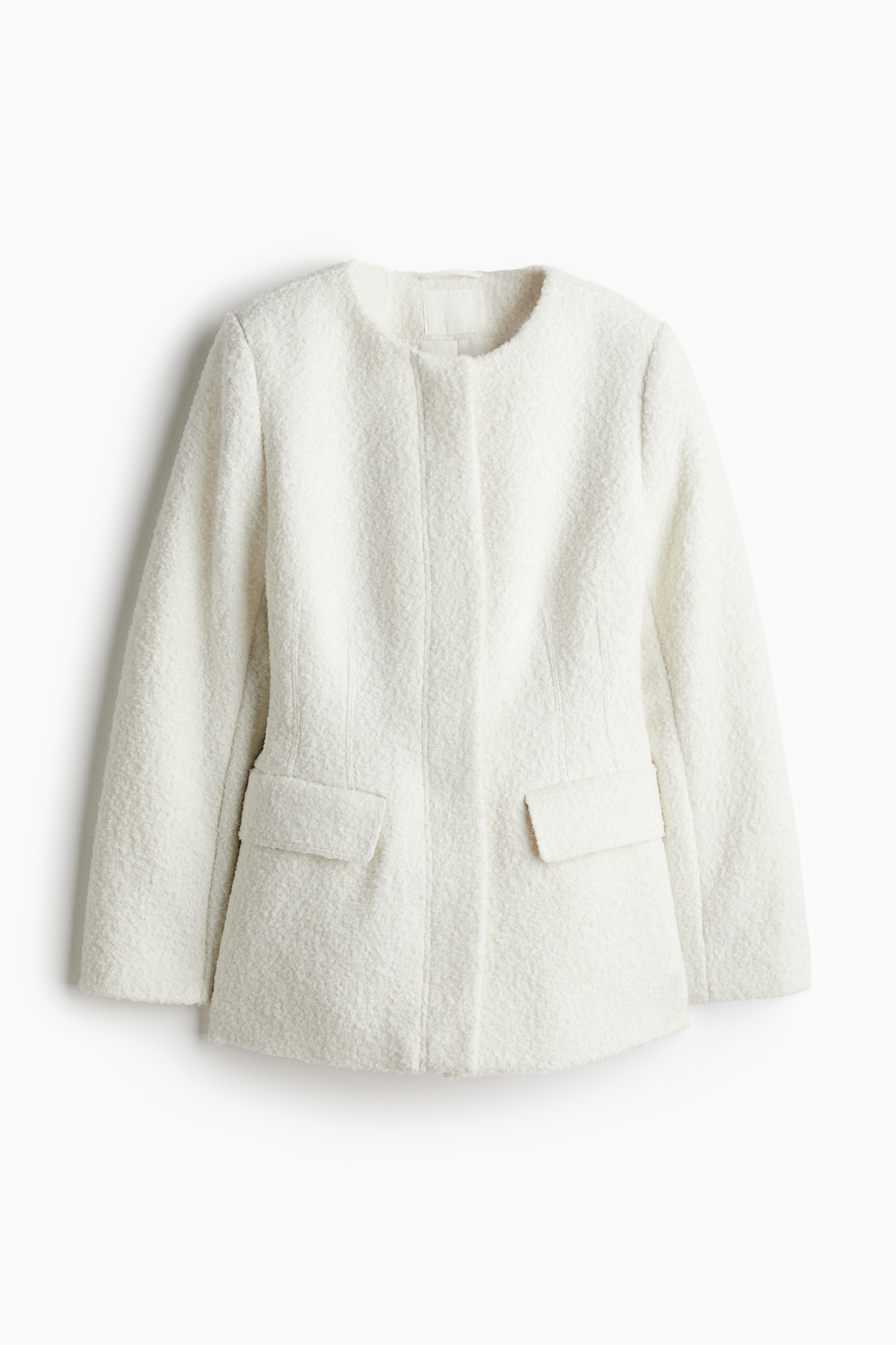 라운드넥 디자인의 텍스처 재킷. 히든 버튼 클로저. 앞면 플랩포켓. 숄더 패드 내장. 긴소매. 소맷단 트임. 다트를 잡아 허리 실루엣을 살린 디자인. 안감 부착. 이미지