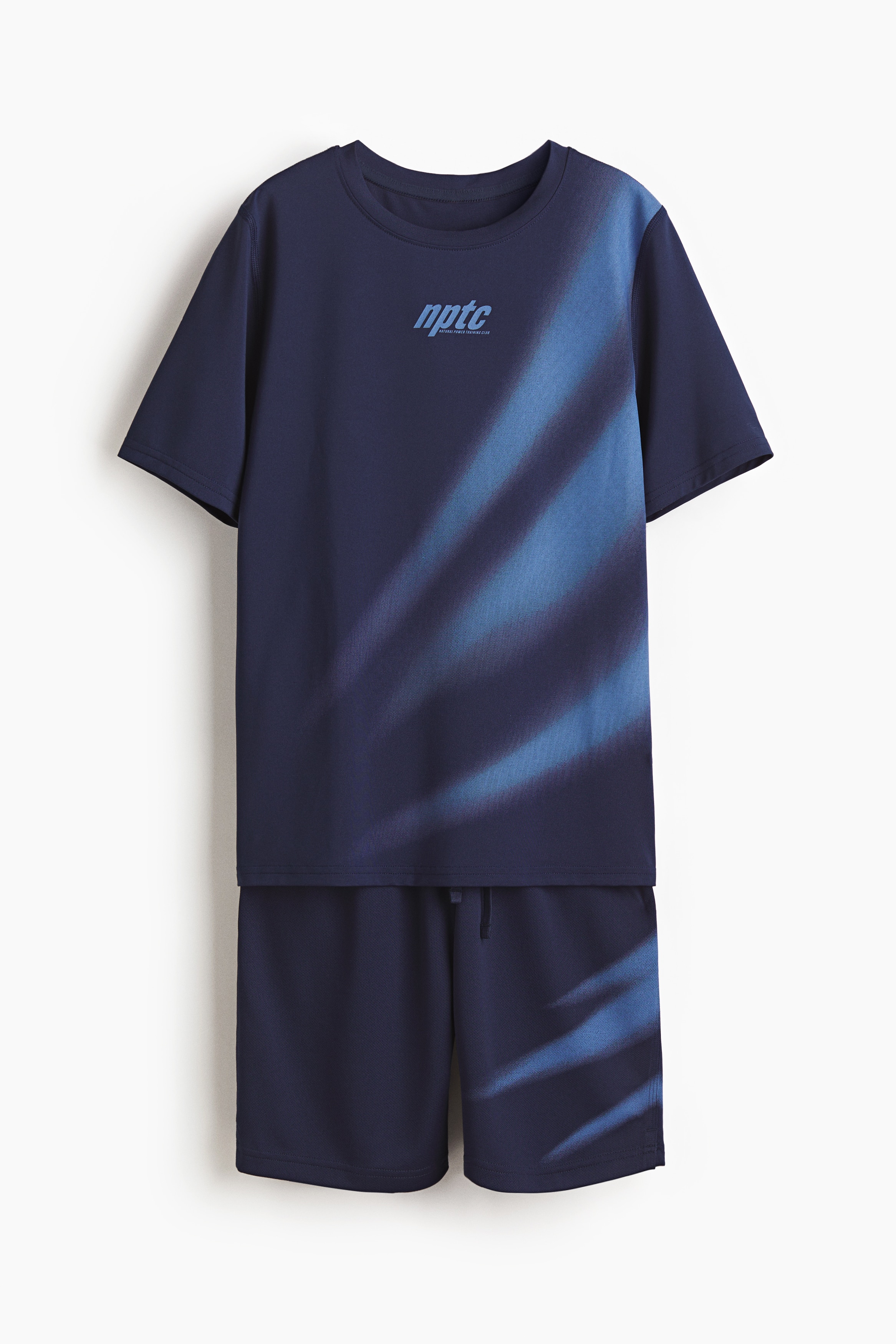 수분을 빠르게 흡수하여 편안하고 쾌적한 활동을 도와주는 기능성 DryMove™ 소재의 상하의 세트. 상의 - 저지 티셔츠. 쓸림 방지를 위해 솔기를 오버로크처리한 디자인. 하의 - 메쉬 반바지. 드로스트링이 있는 신축성 허릿단. 아랫단 트임. 이미지