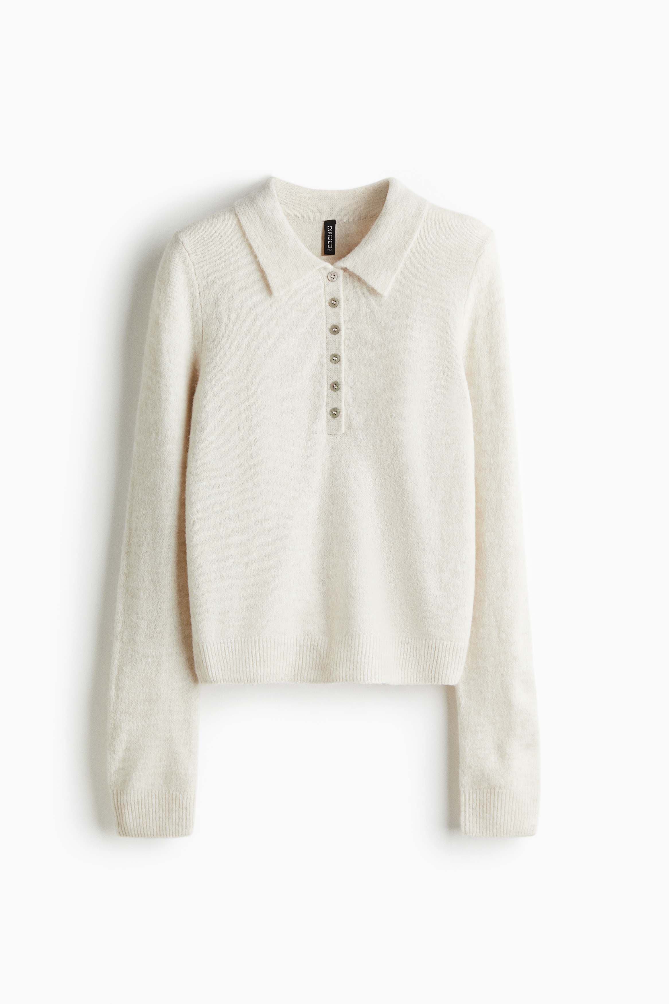 울을 함유한 부드러운 니트 소재의 피트되는 긴소매 칼라 스웨터. 버튼 플래킷. 리브드 소맷단과 아랫단. 이미지