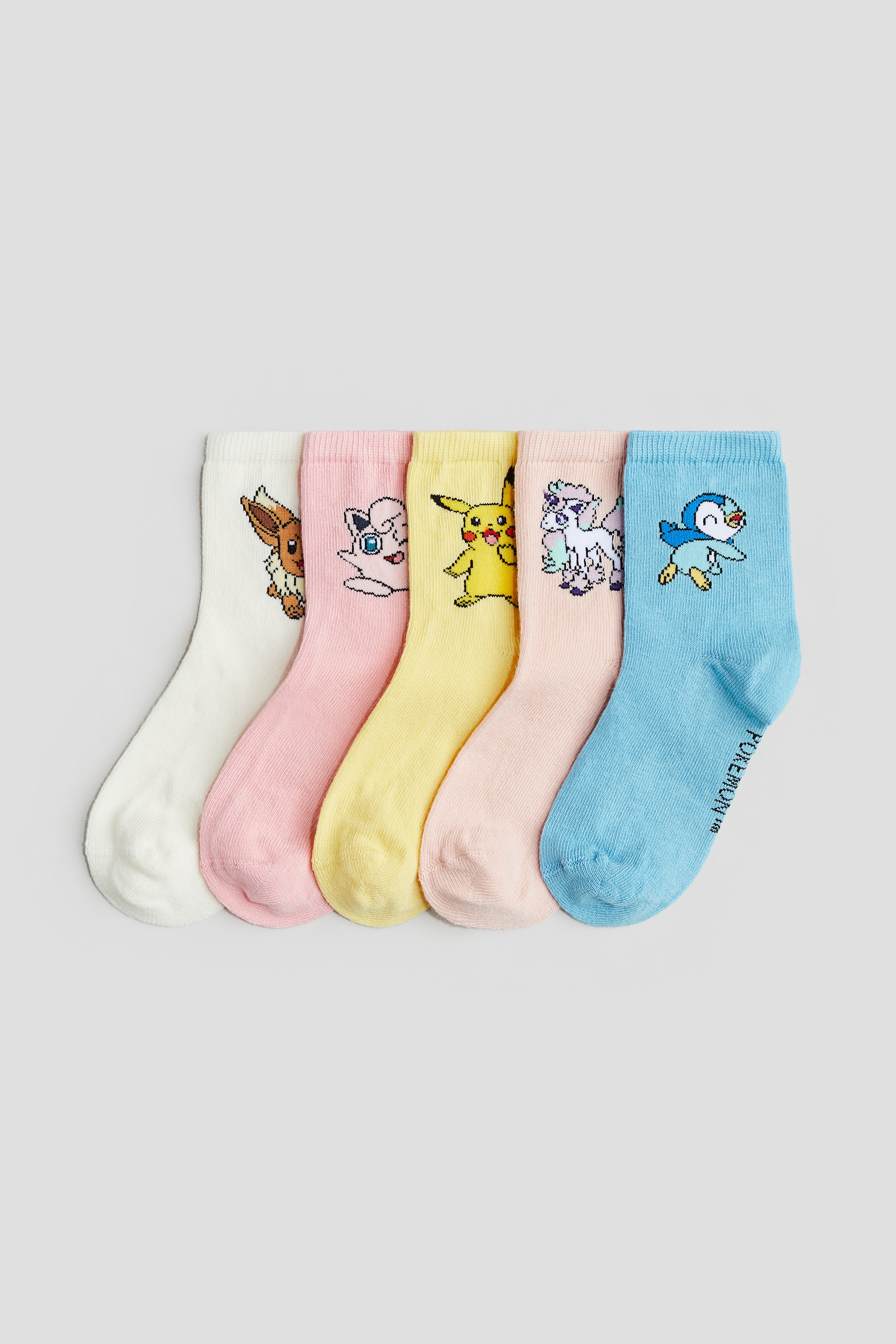 다양한 컬러와 디자인으로 구성된 파인니트 양말 세트. 이미지