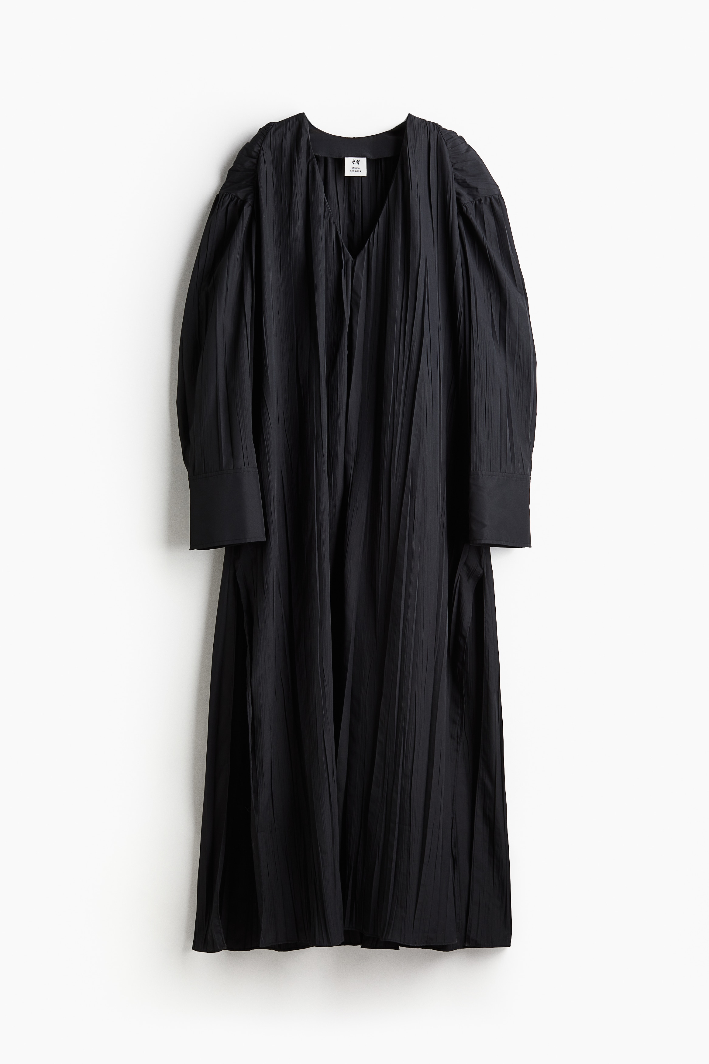 Studio Collection. 자연스럽게 드레이핑되는 크링클 소재의 루즈핏 튜닉 원피스. 맥시 기장의 아름다운 하단. V넥. 어깨 솔기가 약간 앞면에 배치된 퍼프 실루엣. 긴소매. 버튼이 있는 와이드한 소맷단. 옆면 히든 포켓으로 깔끔하게 마무리된 디자인. 옆면 하단에 활동성을 더하는 긴 트임이 있음. 상단 안감 부착. 이미지