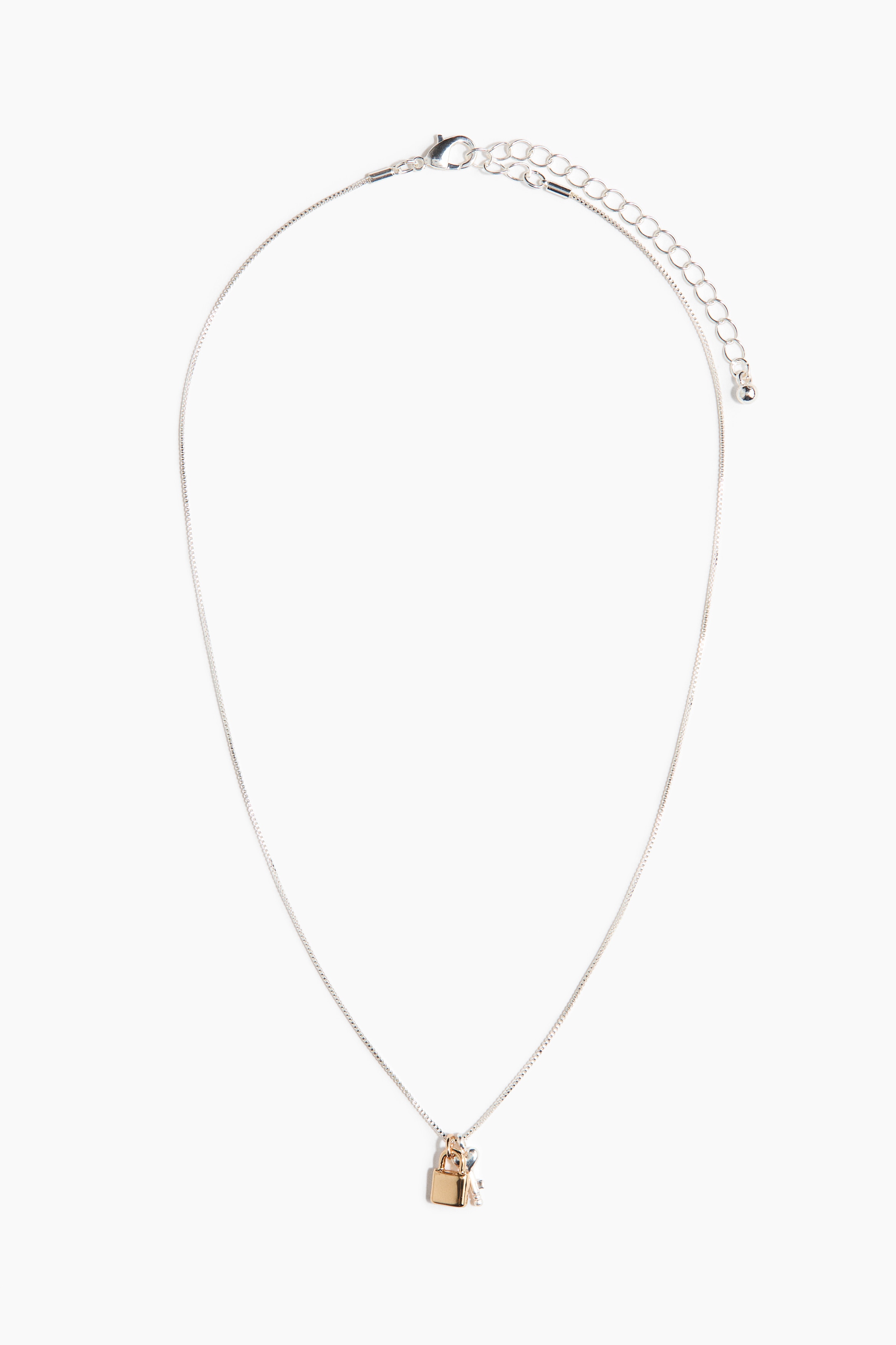 금속 박스 체인을 사용한 목걸이. 자물쇠와 열쇠 모양 펜던트로 장식됨. 트리거 후크로 사이즈 조절 가능. 이미지