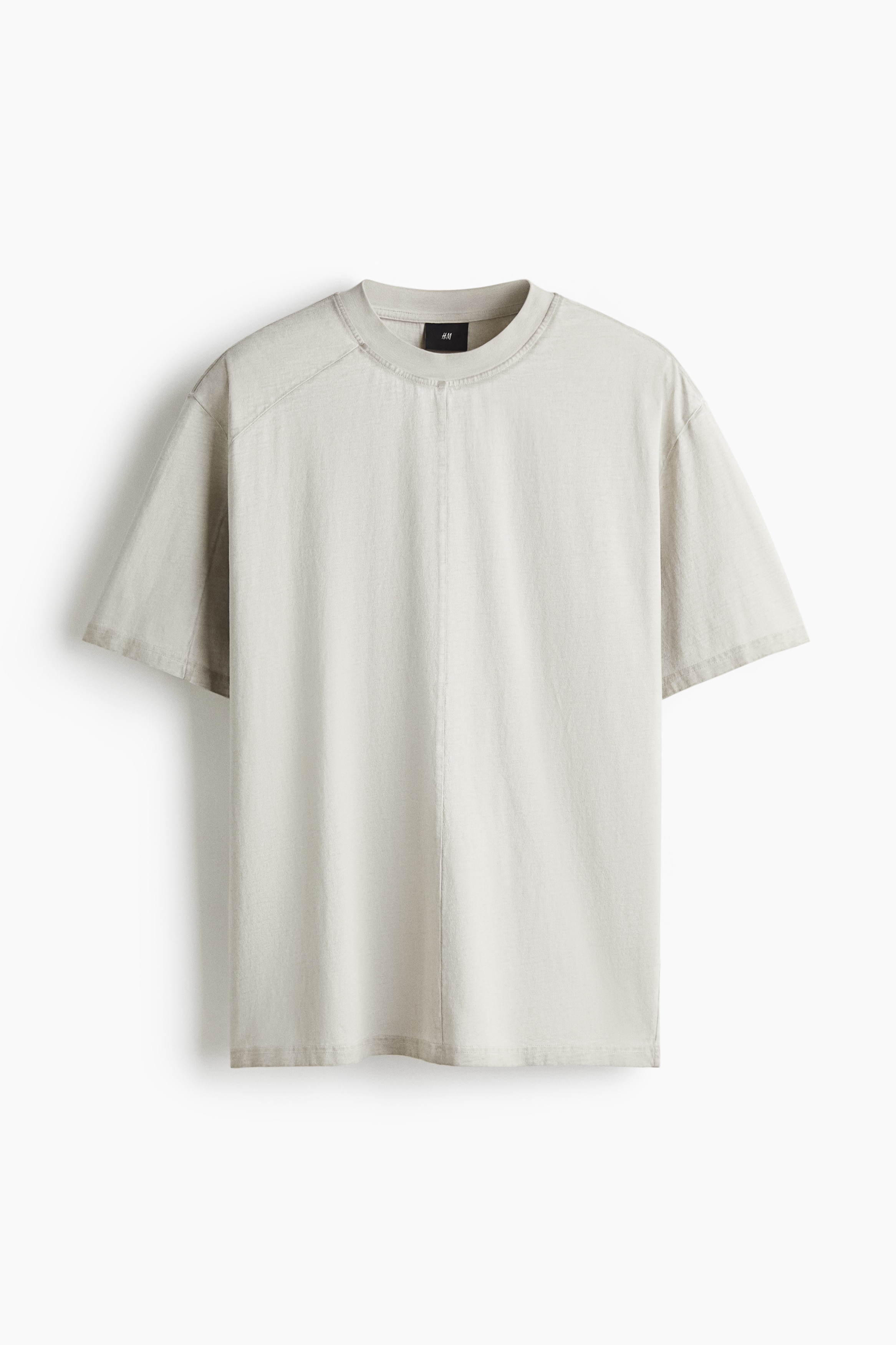 워싱처리된 톡톡한 코튼 저지 소재의 티셔츠. 리브드 마감된 라운드넥. 앞면과 한쪽 소매에 눈에 띄는 솔기가 있음. 스트레이트 헴라인. 착용감이 편안하고 클래식한 레귤러핏 실루엣. 이미지