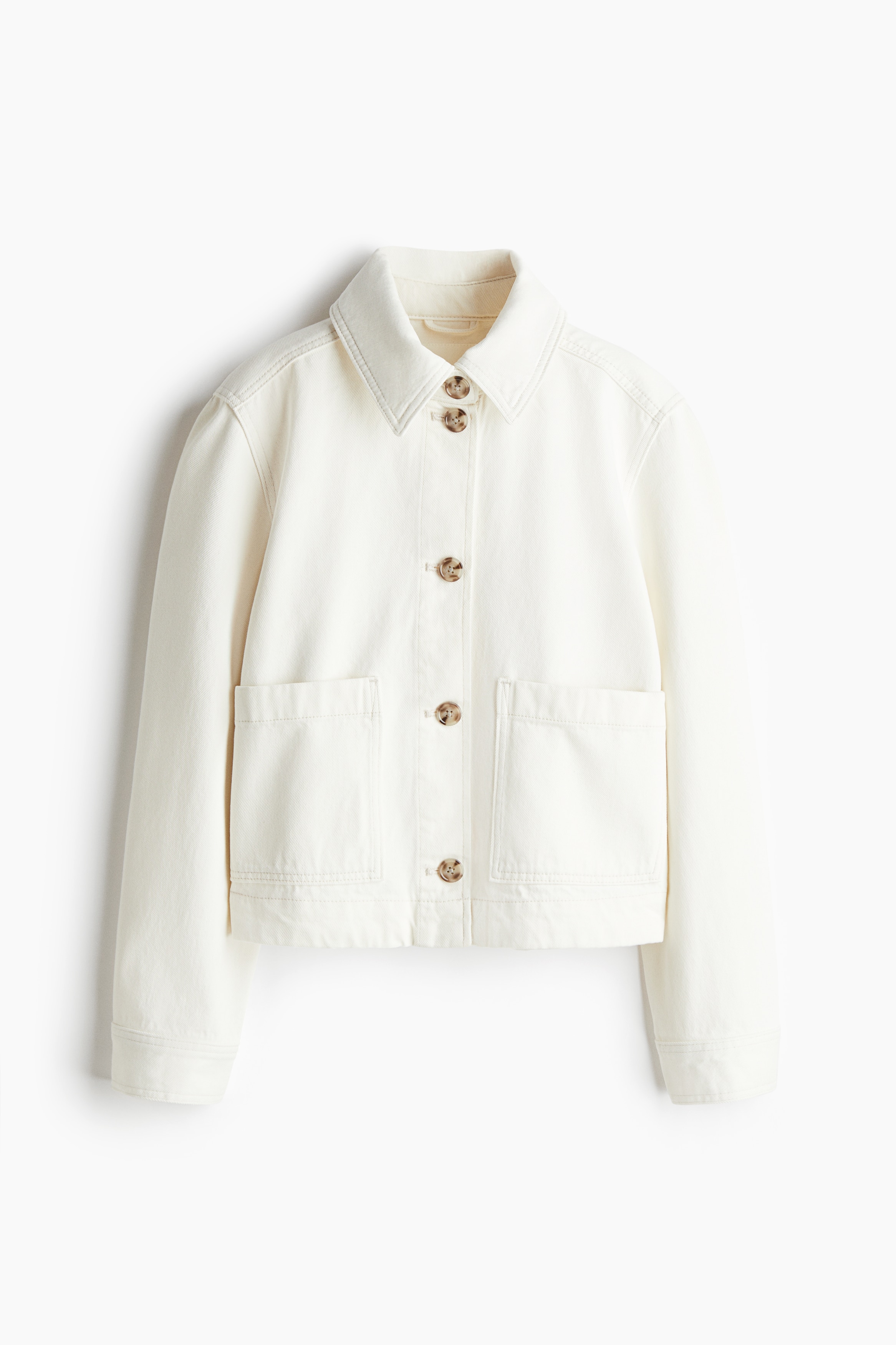 톡톡한 코튼 데님 소재의 루즈핏 재킷. 칼라가 있는 버튼업 스타일. 앞면 패치포켓. 트임과 버튼이 있는 소맷단. 인버티드 박스 플리츠가 잡힌 뒷면 요크. 세미 A라인. 이미지