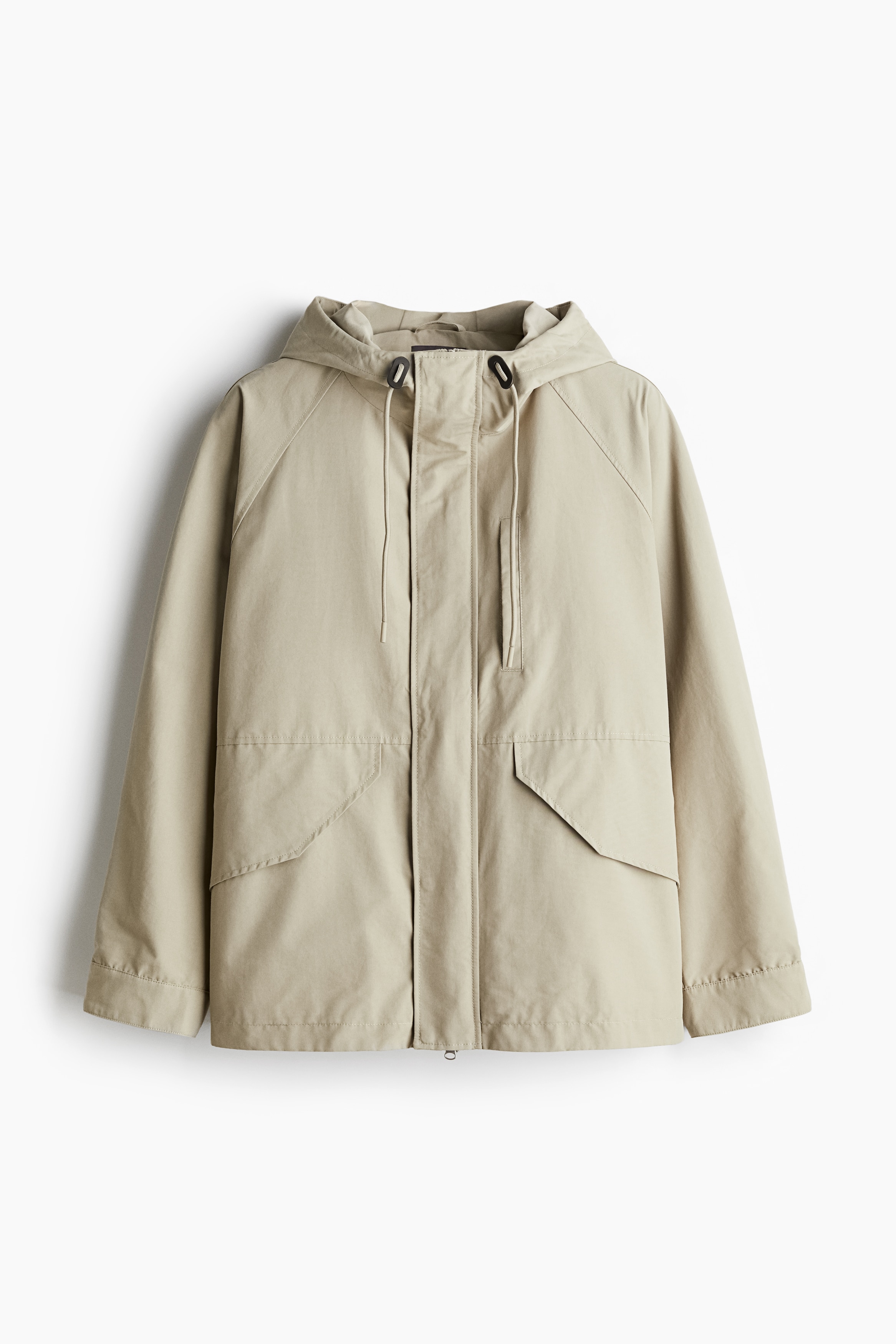발수, 방풍 기능 소재의 유틸리티 재킷. 신축성 드로스트링이 있는 후드. 스냅버튼이 부착된 윈드플랩과 지퍼로 여밈. 래글런 스타일의 긴소매. 앞면 플랩포켓. 스냅버튼이 있는 가슴 포켓. 내부 포켓. 넉넉하지만 오버사이즈보다는 약간 피트되는 루즈핏 실루엣. 안감 부착. 이미지