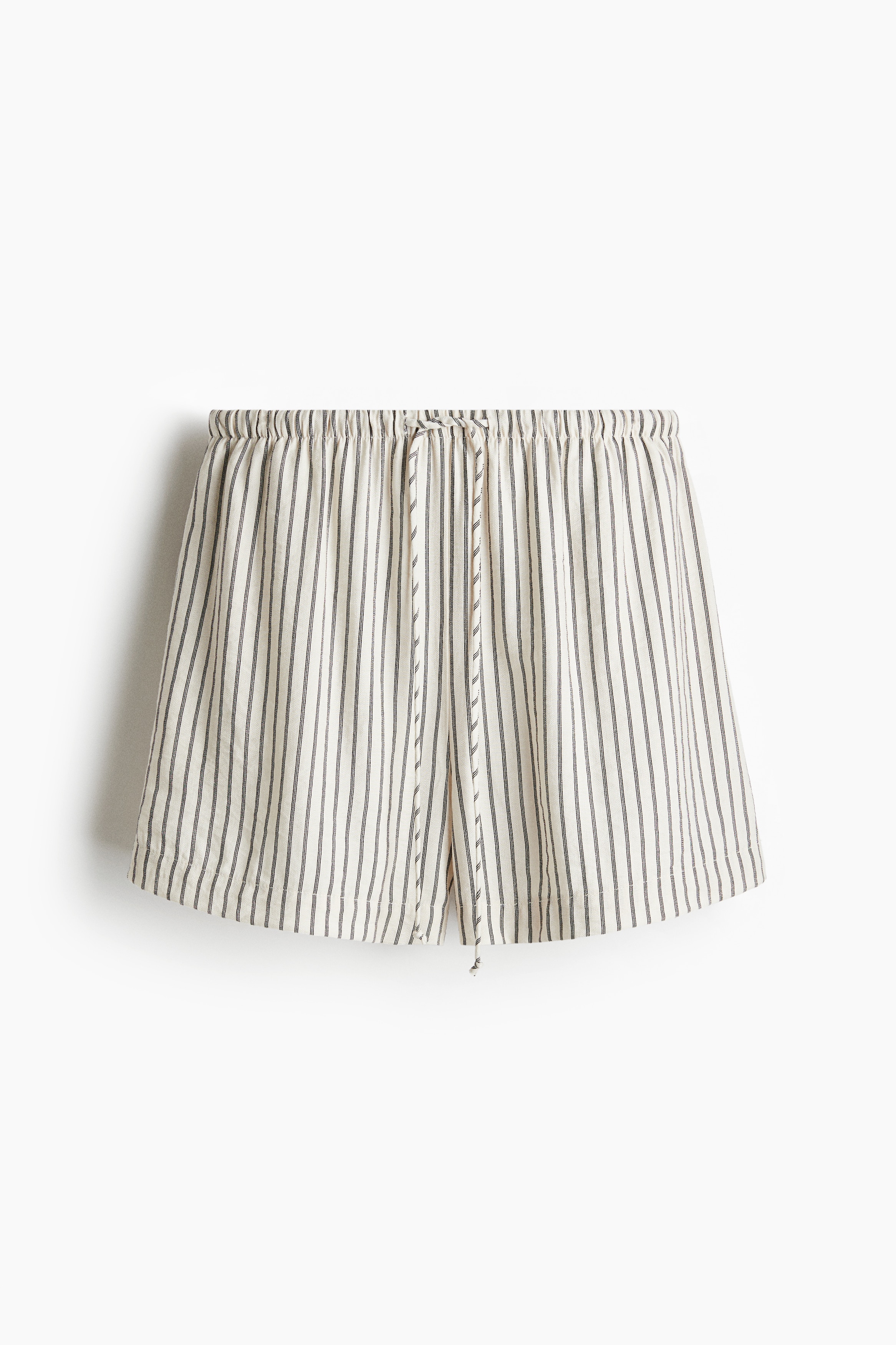 루즈핏 반바지. 드로스트링이 있는 신축성 허릿단. 옆면 히든 포켓. 옆면 하단에 짧은 트임이 있음. 이미지