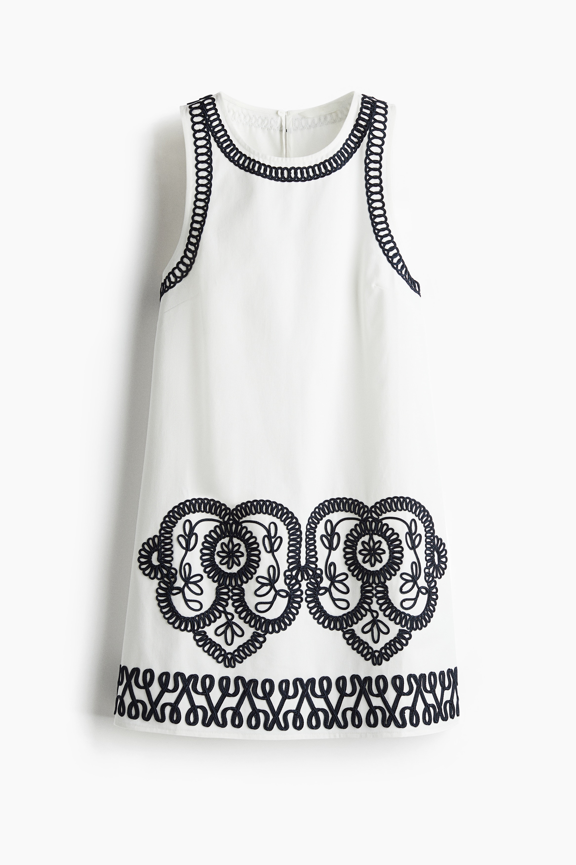 코튼 트윌 소재의 슬리브리스 미니 원피스. 포인트 컬러의 자수 장식. A라인 실루엣. 라운드넥, 뒷면에 키홀 트임과 히든 버튼이 있음. 안감 생략. 이미지